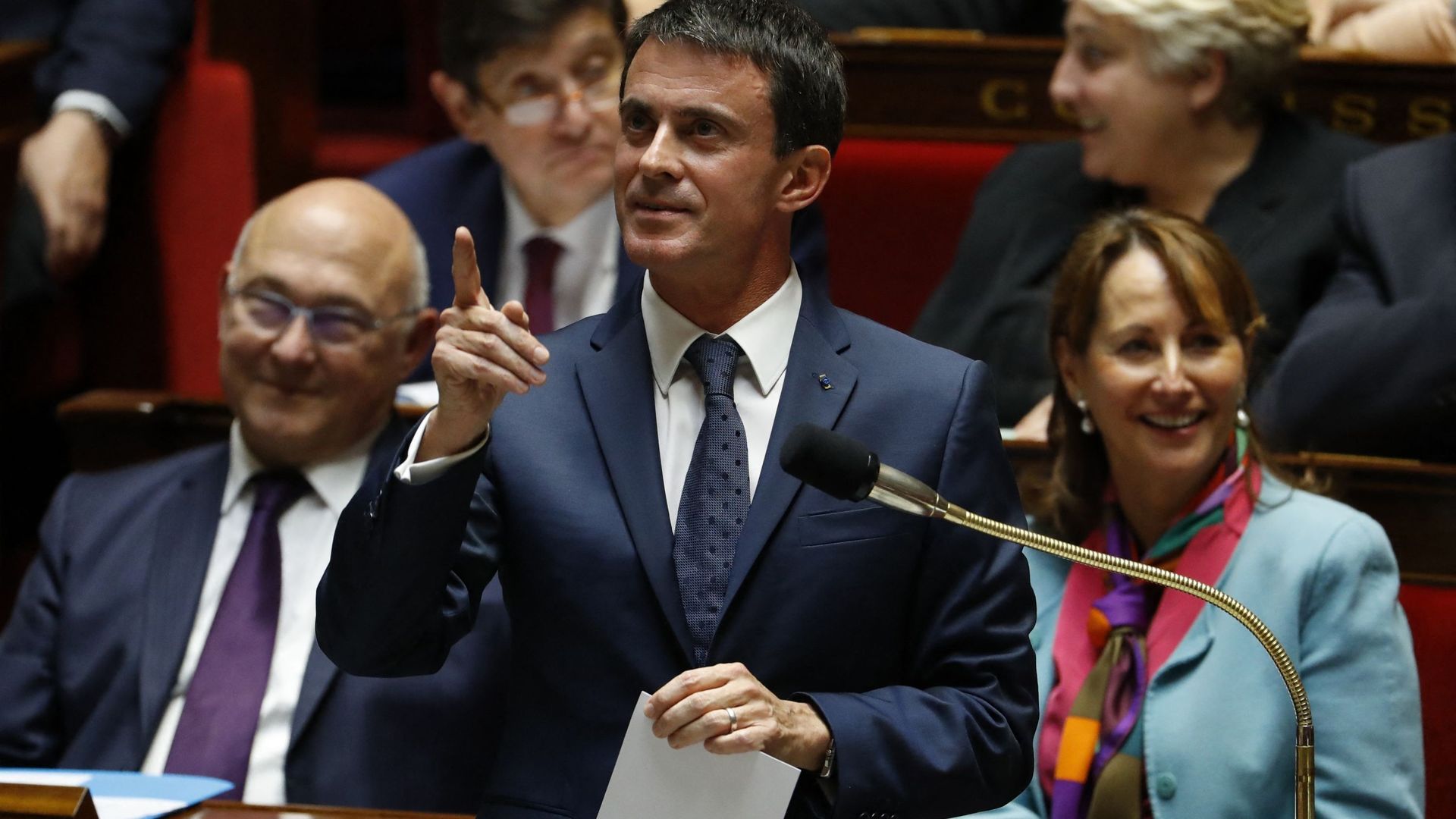 Manuel Valls en 2015 (derrière : Michel Sapin et Ségolène Royal)