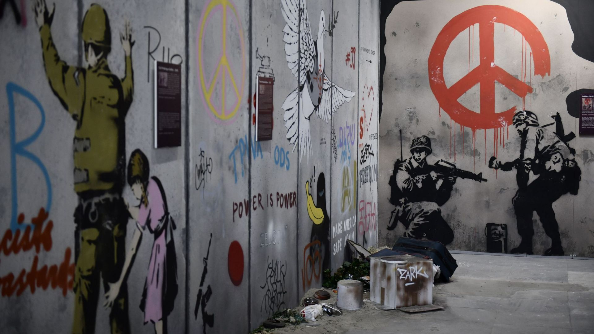 Vue générale d’une œuvre de Banksy lors de l’exposition d’art " The World of Banksy " à la gare ferroviaire de Porta Nuova, le 24 février 2022 à Turin, en Italie.