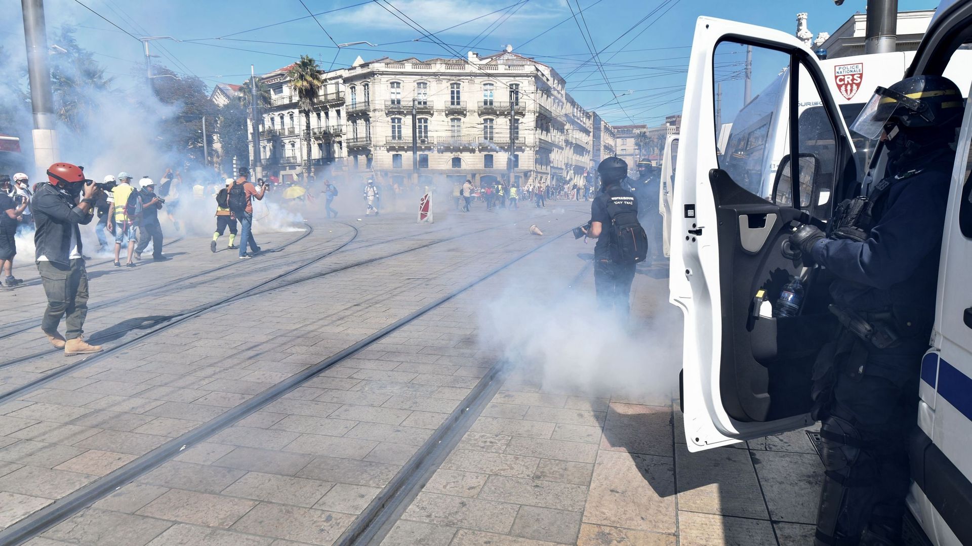 France: dégradations et voiture de police incendie lors d'une manifestation de gilets jaunes à Montpellier