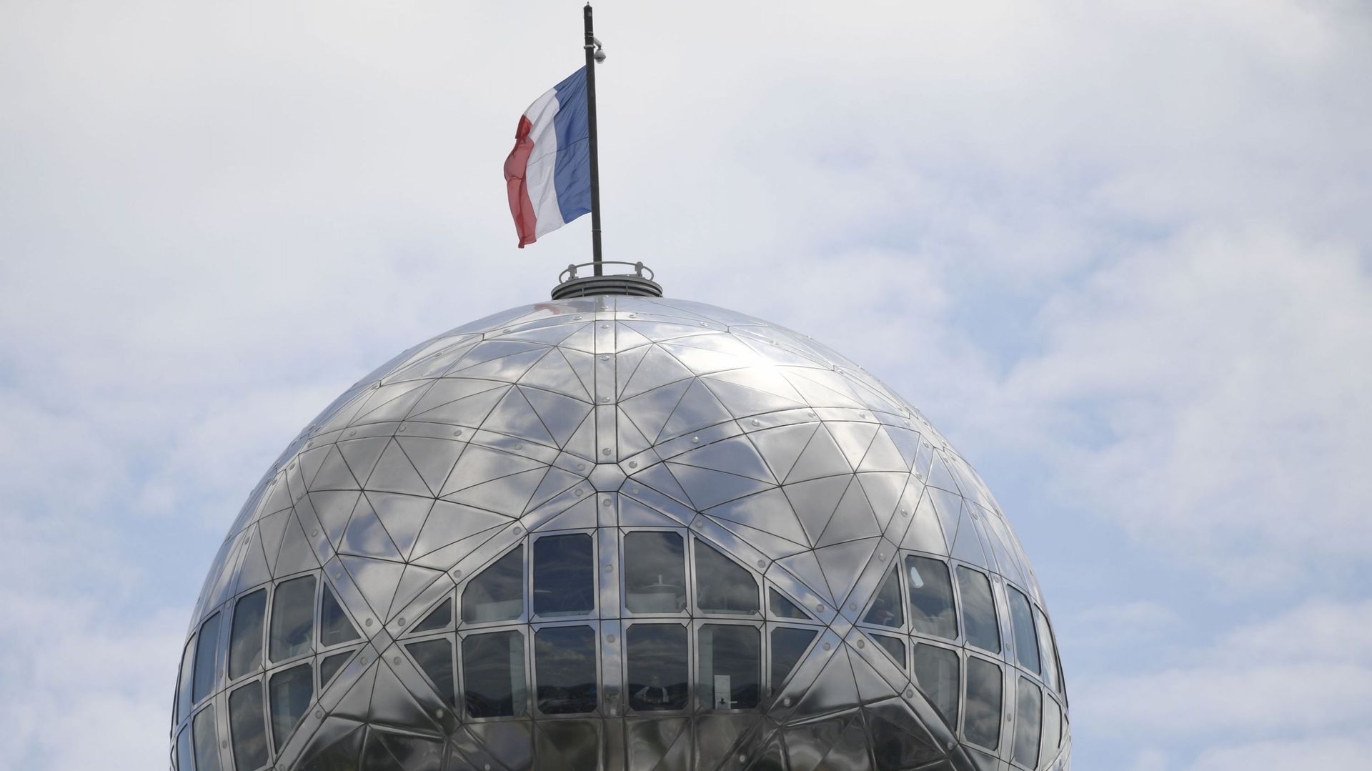 L'atomium s'est parée des couleurs françaises pour l'occasion