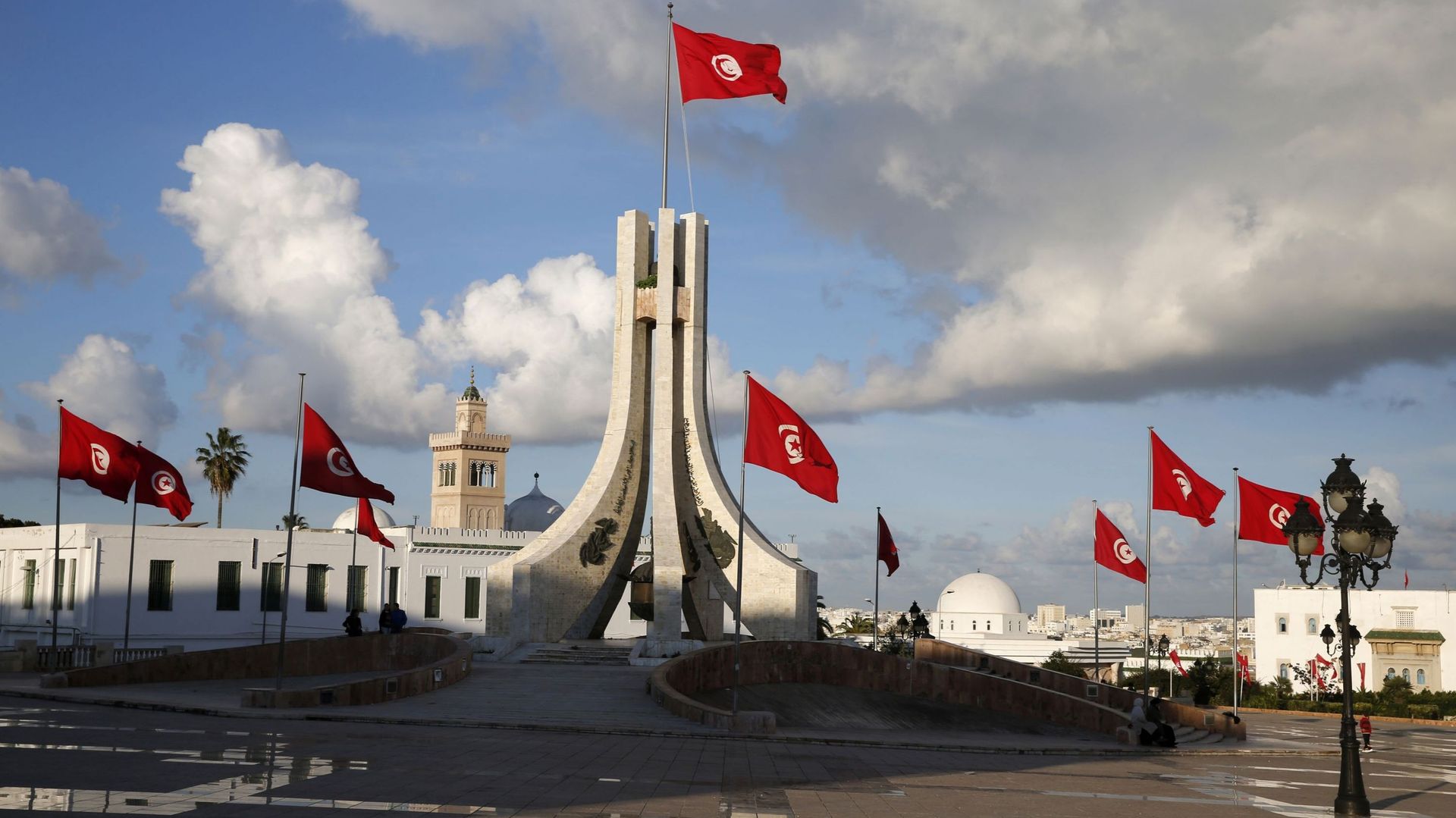 Drapeaux sur la place de la Kasbah de Tunis (illustration)