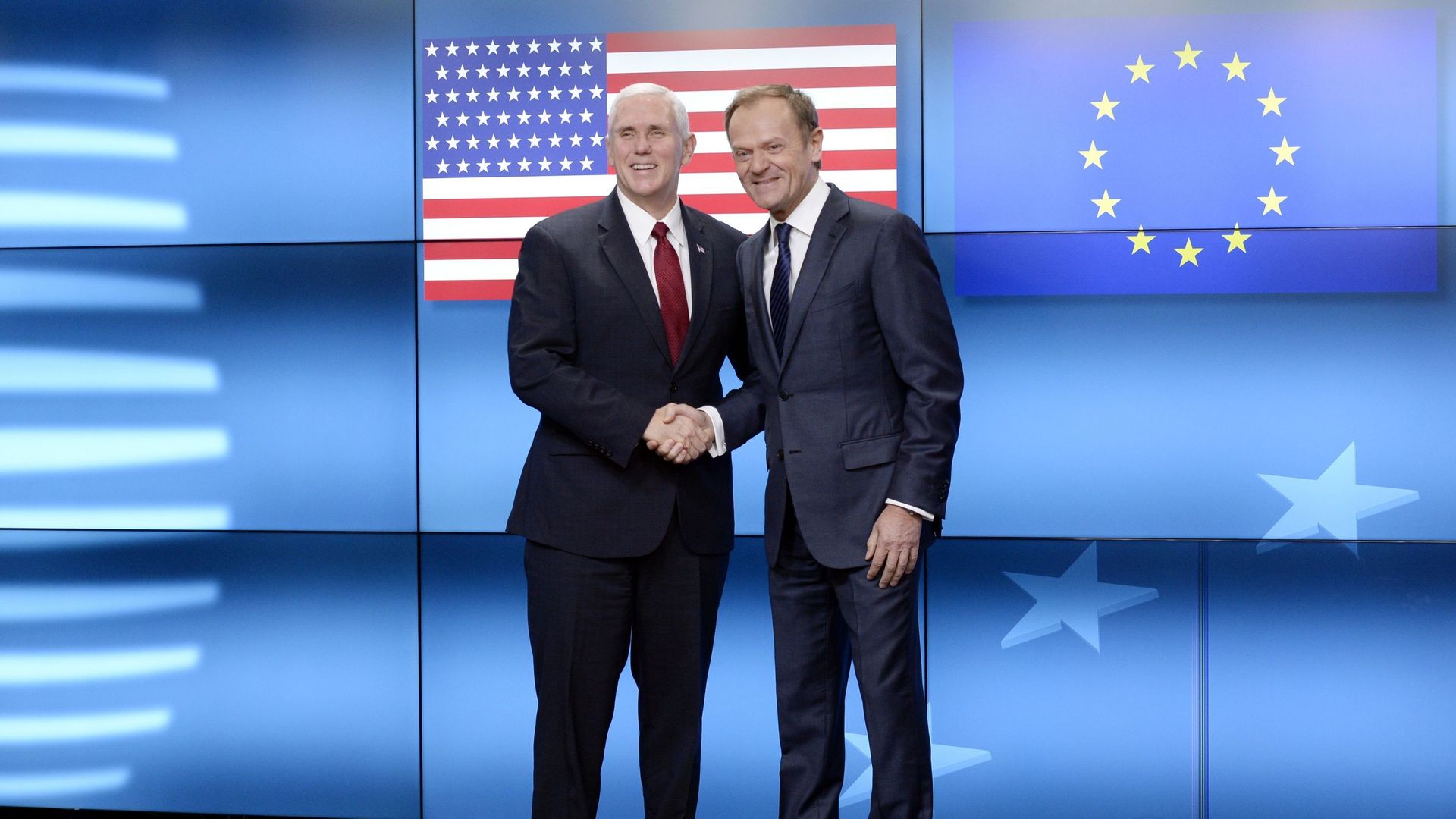 Mike Pence en compagnie de Donald Tusk