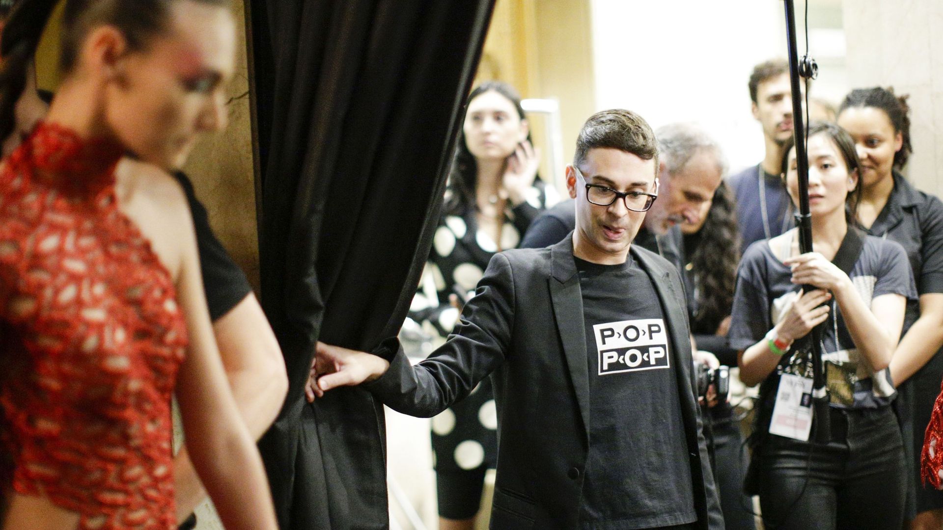 Le créateur américain Christian Siriano a donné un coup de fouet jeudi à une Fashion Week new-yorkaise qui se cherche.