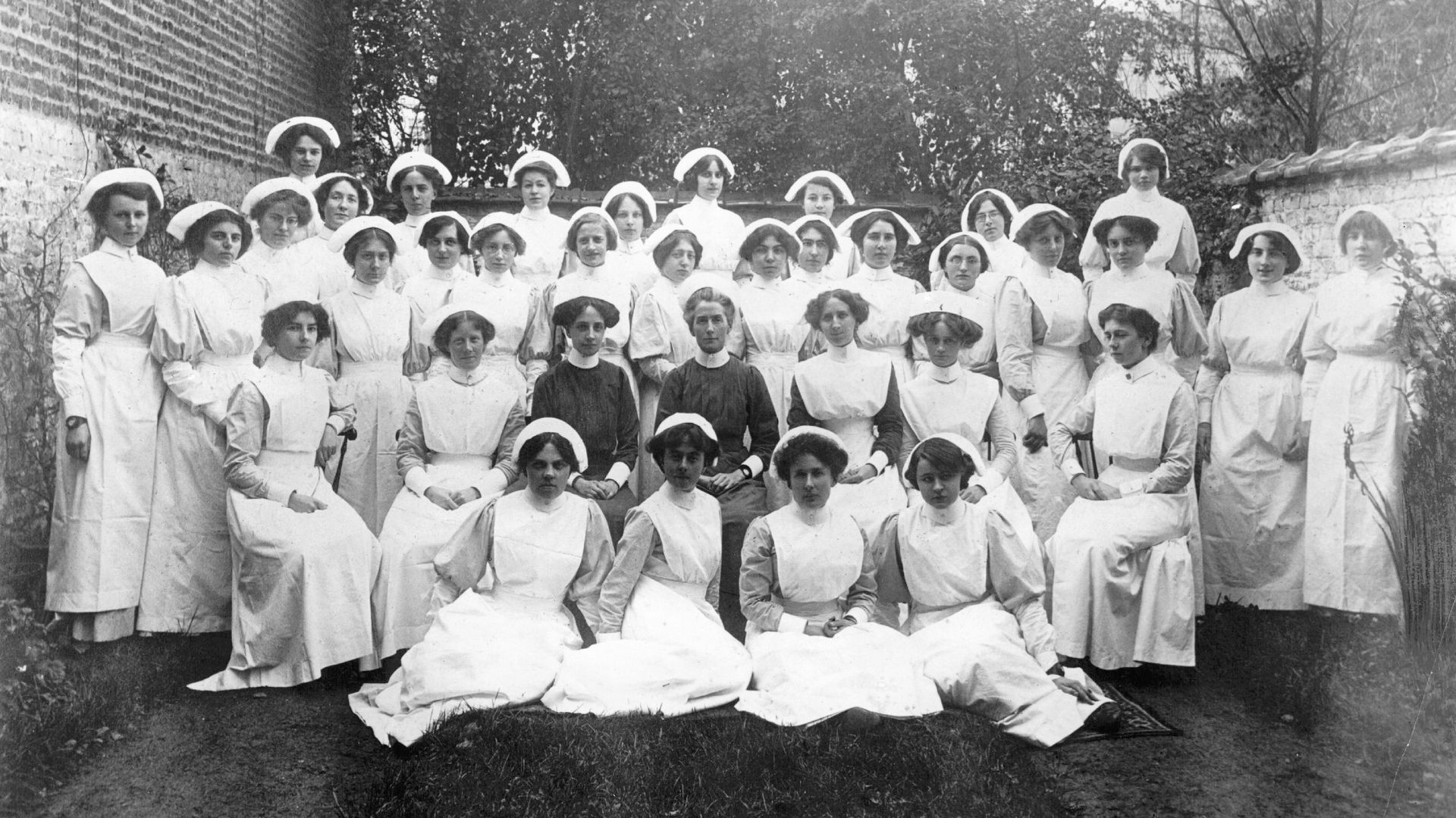Edith Cavell au milieu de professeurs et élèves de son école d’infirmières.