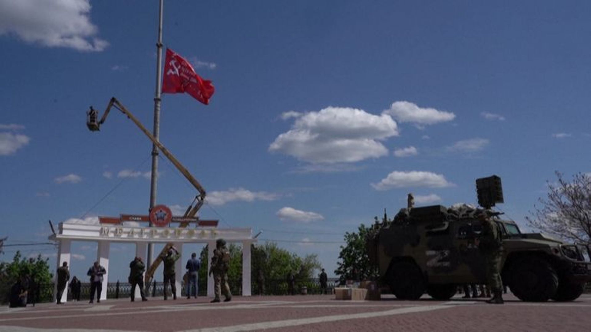 Le "drapeau de la victoire" soviétique hissé sur la place centrale de Melitopol.
