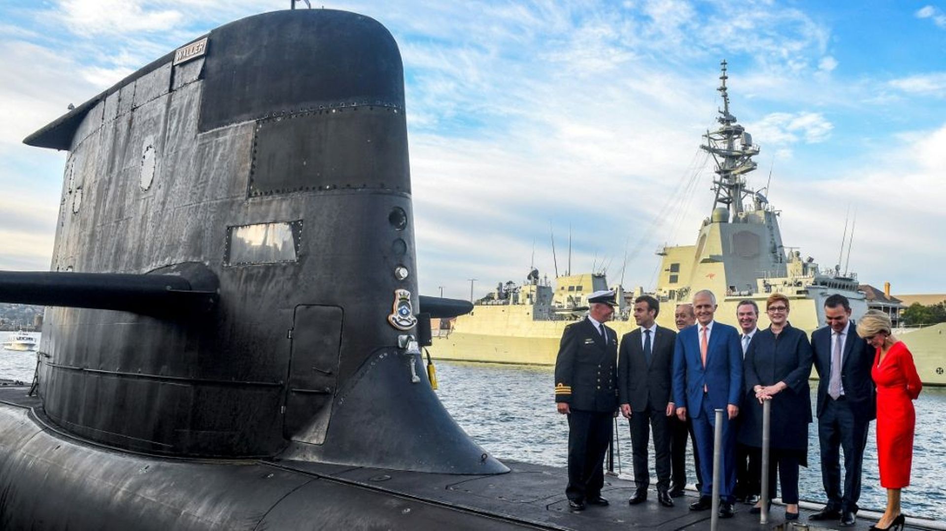 Le président français Emmanuel Macron et le Premier ministre australien de l'époque Malcolm Turnbull visitent un sous-marin australien à Sydney, le 2 mai 2018