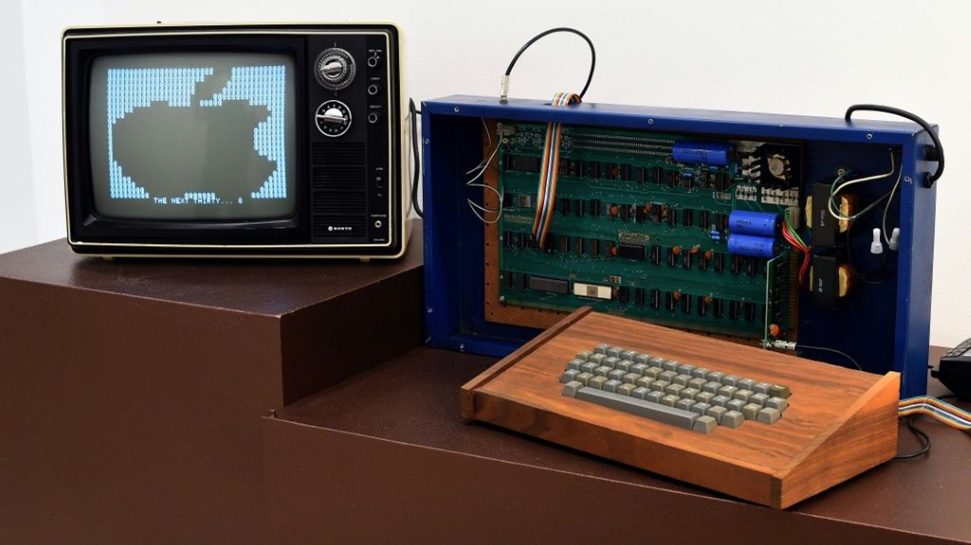 Un exemplaire d'ordinateur Apple-1, avec boîtier en bois, mis en vente en décembre 2014 par la maison Christie's à New York
