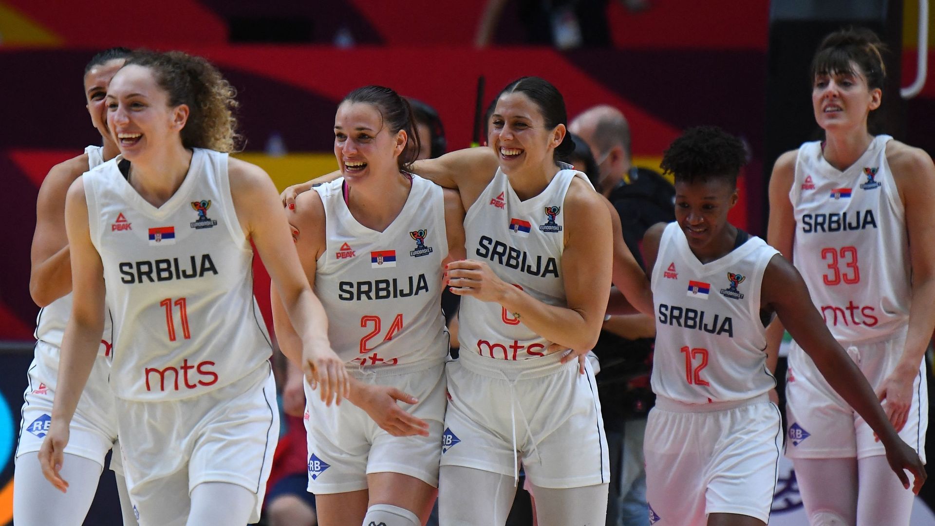 La joie de l'équipe féminine de basket-ball de Serbie après la victoire contre l'Espagne à l'Euro Basket 2021