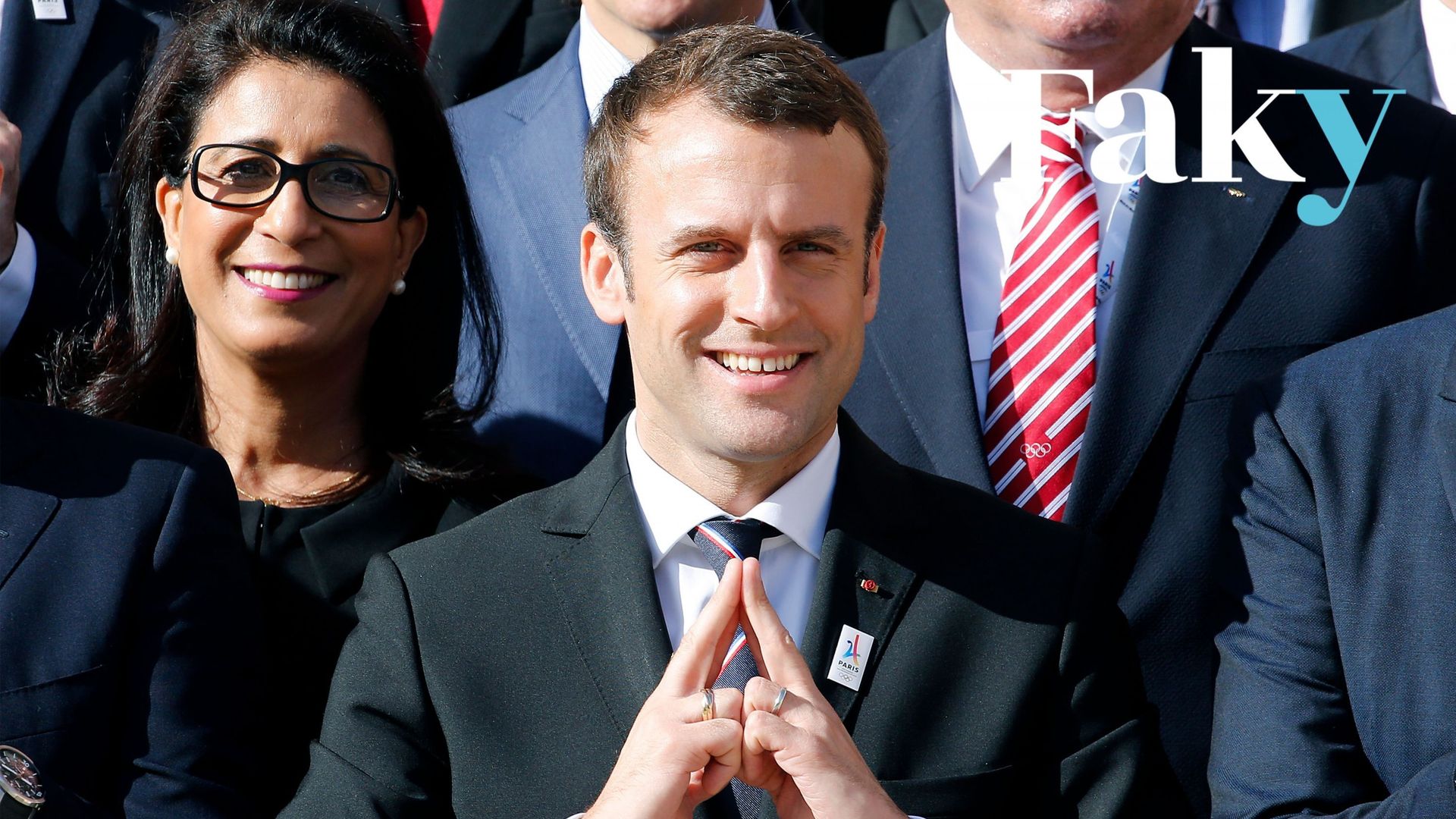 Le nouveau président français Emmanuel Macron fait un signe représentant la Tour Eiffel, le logo de la candidature de Paris 2024, alors qu’il pose lors d’une photo de famille avec les membres de la commission d’évaluation du Comité international olympique