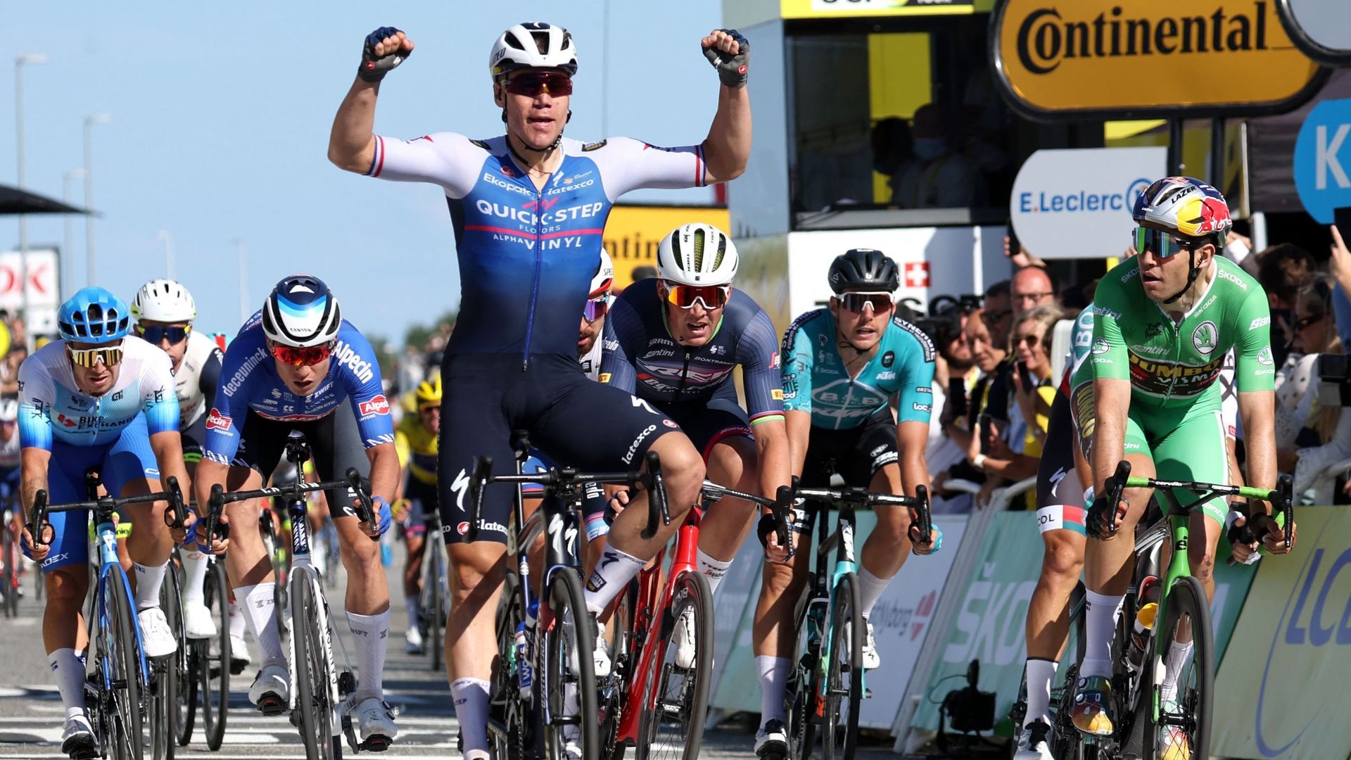 Fabio Jakobsen lors de sa victoire sur la deuxième étape du Tour de France 2022 devant Wout Van Aert à Nyborg.