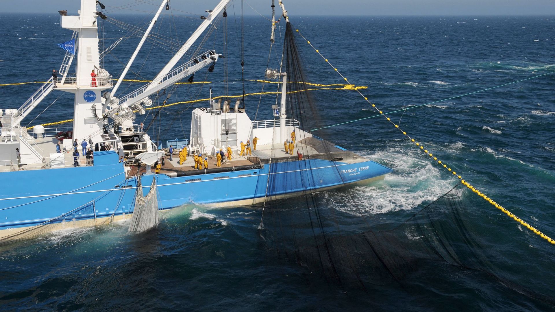 Le thonier-senneur Franche-Terre, plus gros thonier construit en France, retire son filet de l’eau durant une sortie d’essais en mer.