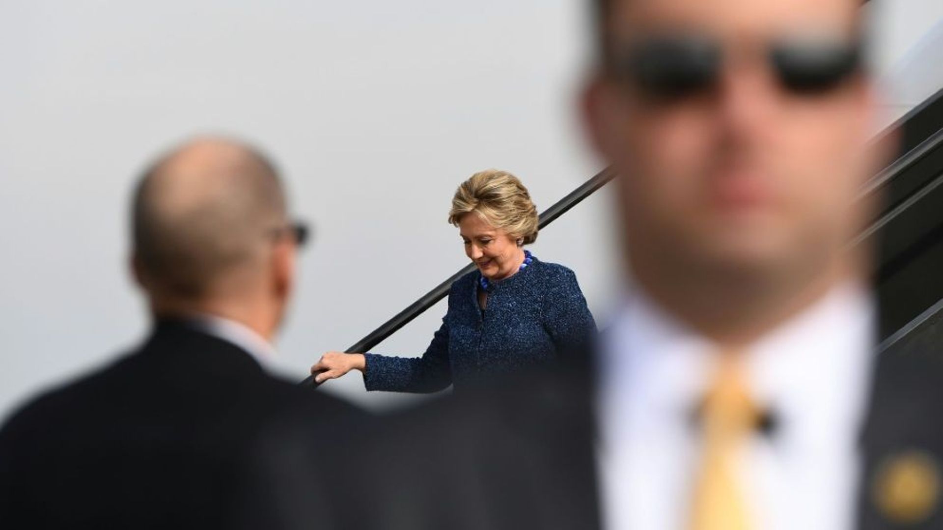 Hillary Clinton à sa descente d'avion à Cedar Rapids (Iowa), le 28 octobre 2016 