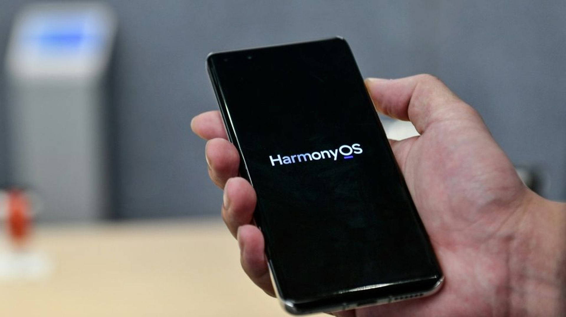 Le géant chinois des télécoms Huawei, en butte aux sanctions américaines, a lancé mercredi son système d'exploitation maison, HarmonyOs, afin de mieux lutter pour sa survie dans l'arène des smartphones après avoir été privé de licence Android, propriété d