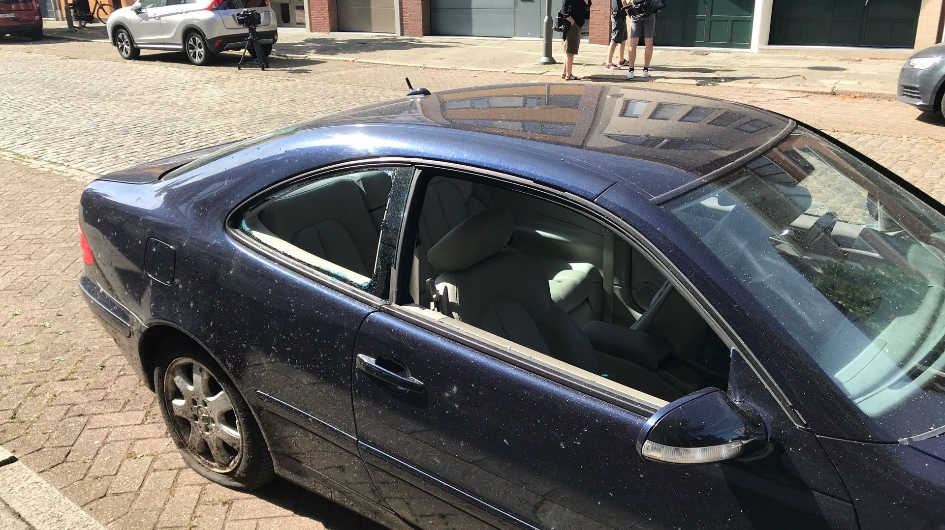 Les vitres des voitures de la rue marsstraat ont volé en éclats après l'explosion.