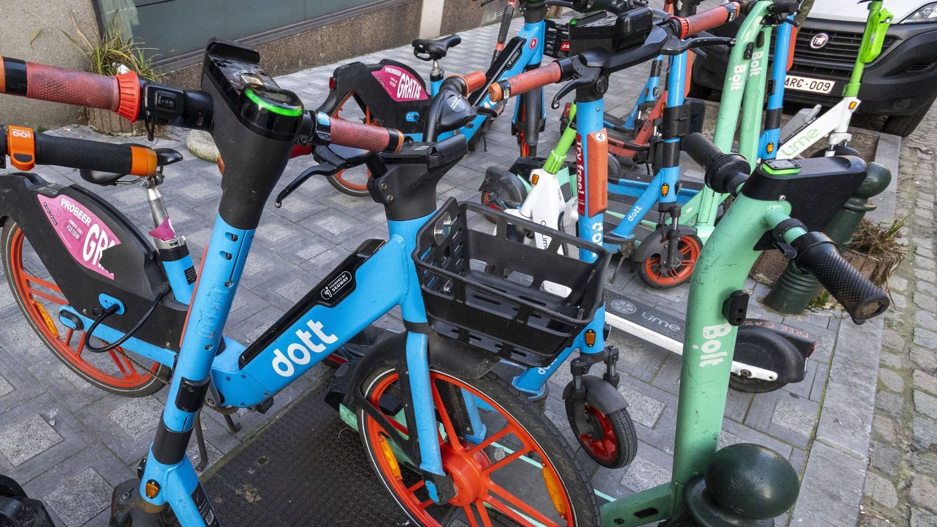 Trottinettes, vélos, scooters : Etterbeek instaure une taxe sur les services de cyclopartage en flotte libre
