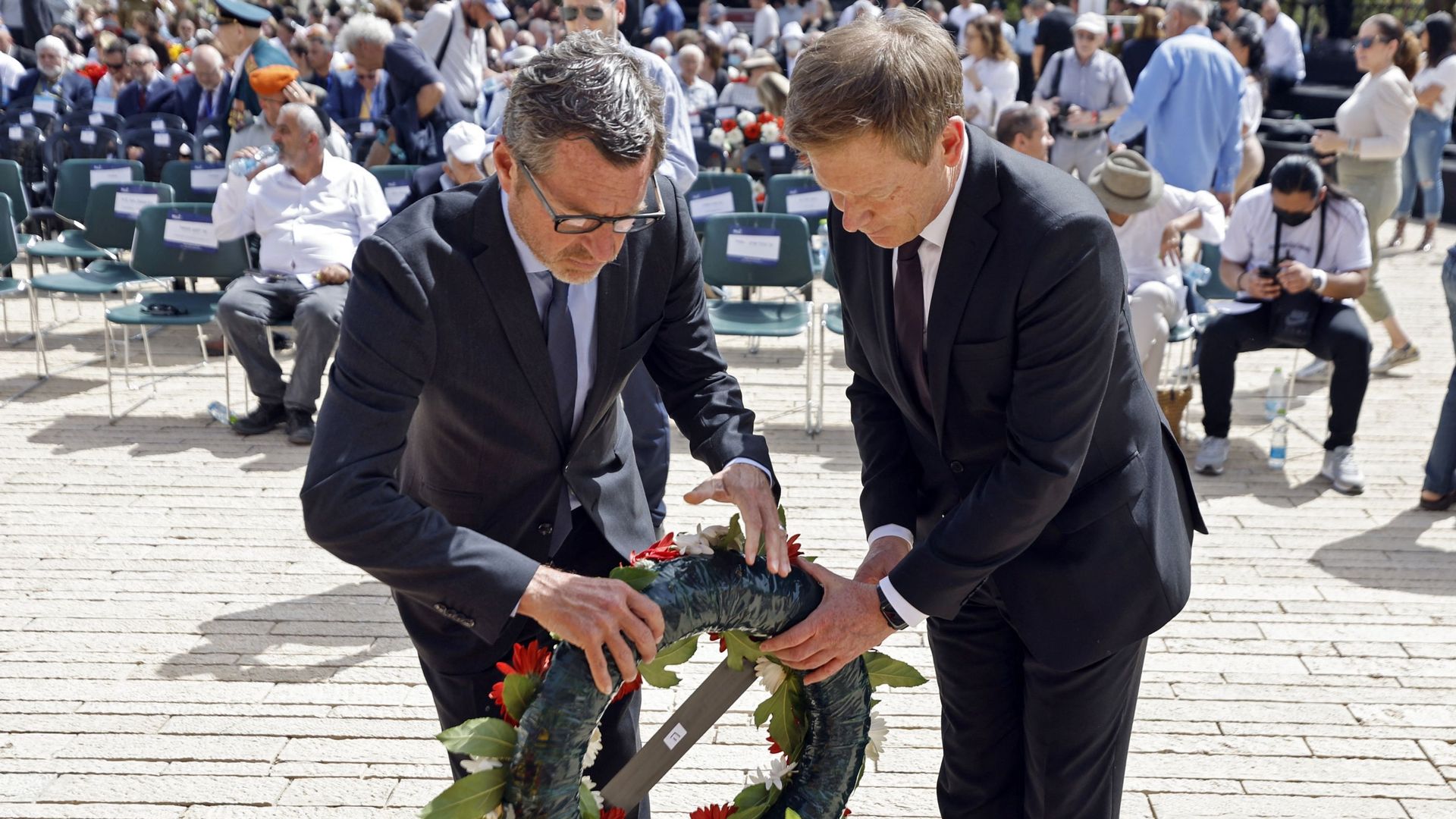 Richard Lutz, PDG de la Deutsche Bahn, et le journaliste allemand Kai Diekmann rendent hommage lors d’une cérémonie de dépôt de gerbe marquant la journée de commémoration de l’Holocauste.
