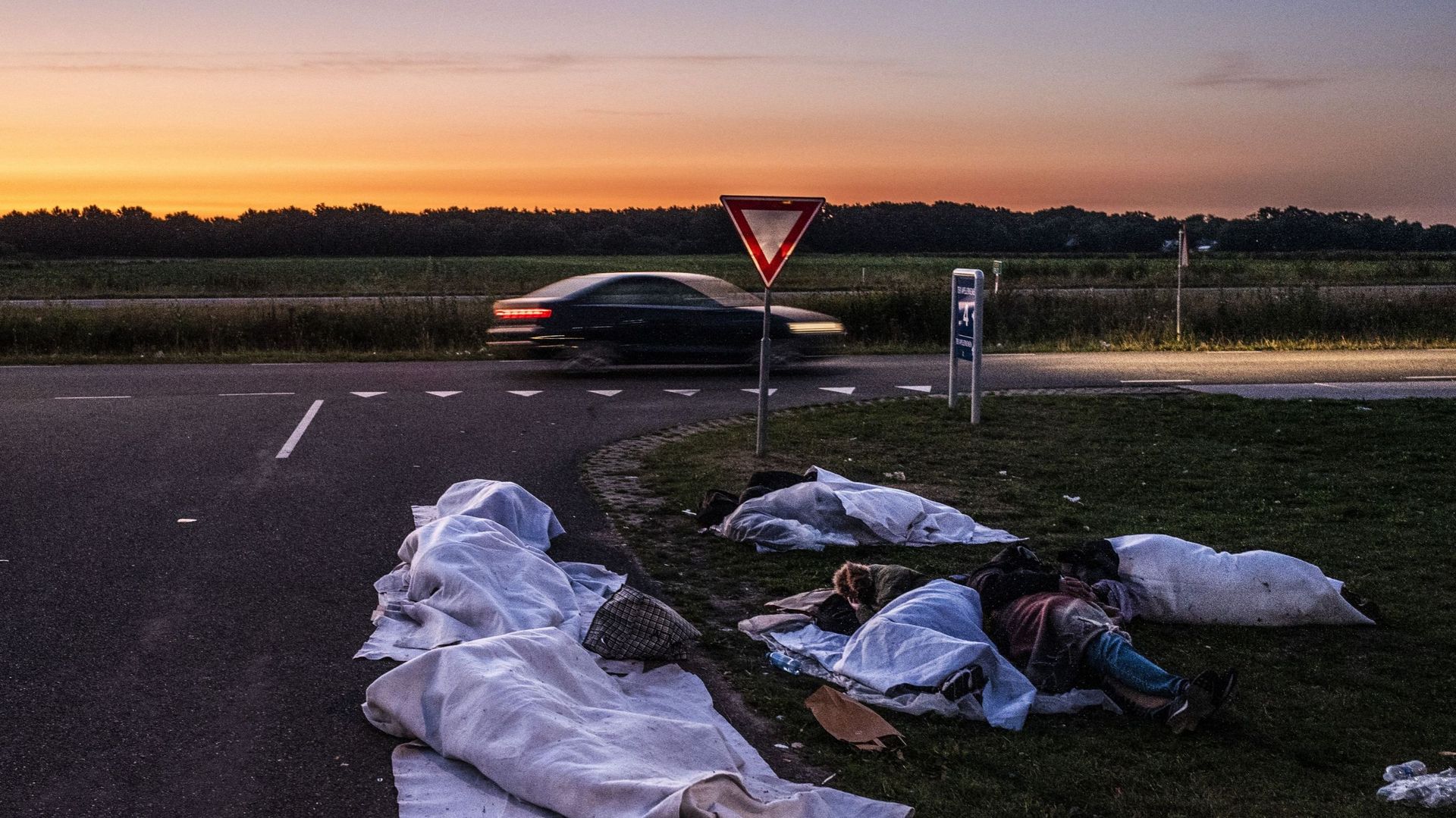 Des centaines de demandeurs d’asile dorment devant la porte du centre de demande d’asile de Ter Apel, aux Pays-Bas, le 25 août 2022. Le centre de demande de Groningue est occupé depuis des mois. Les centres de demandeurs d’asile n’ont plus de place et les