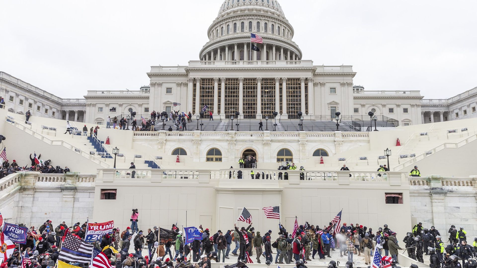  Des manifestants pro-Trump vus sur et autour du Capitole le 6 janvier 2020.