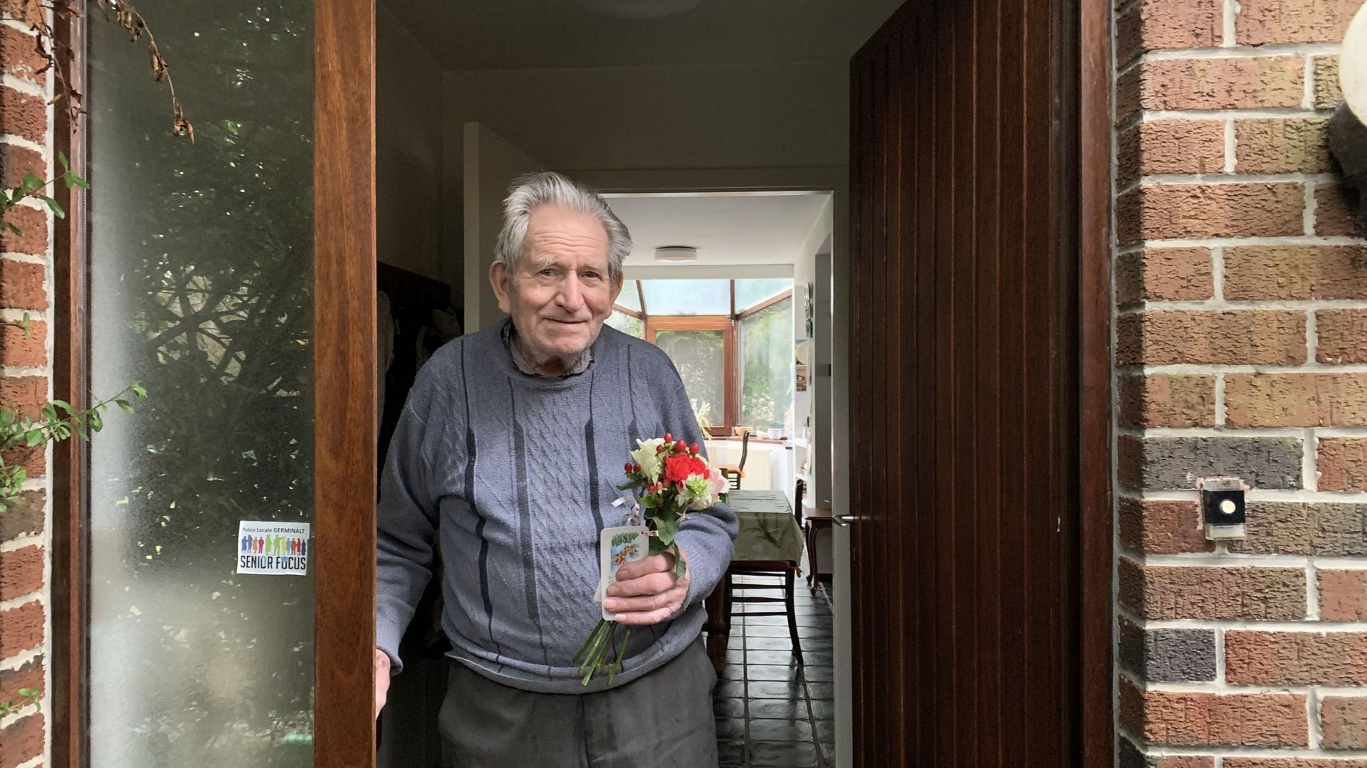 A 93 ans, Robert reçoit pour la première fois de sa vie des fleurs grâce à "Bouquets solidaires"