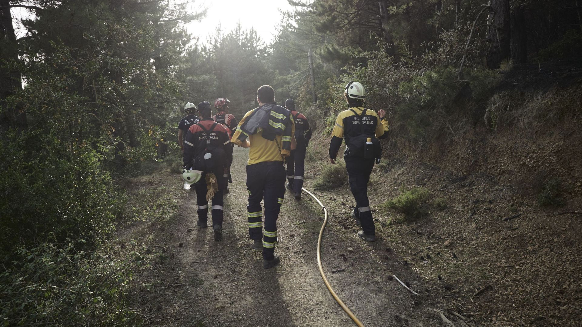 Pompiers de Navarre lors de l'incendie de la Sierra de Leyre, le 16 juin 2022 à Leyre, Navarre, Espagne.