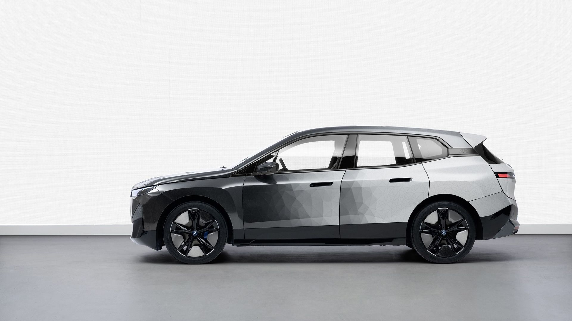 Ce concept BMW iX Flow E Ink change de couleur, du blanc au noir et réciproquement, d'une simple pression de bouton.