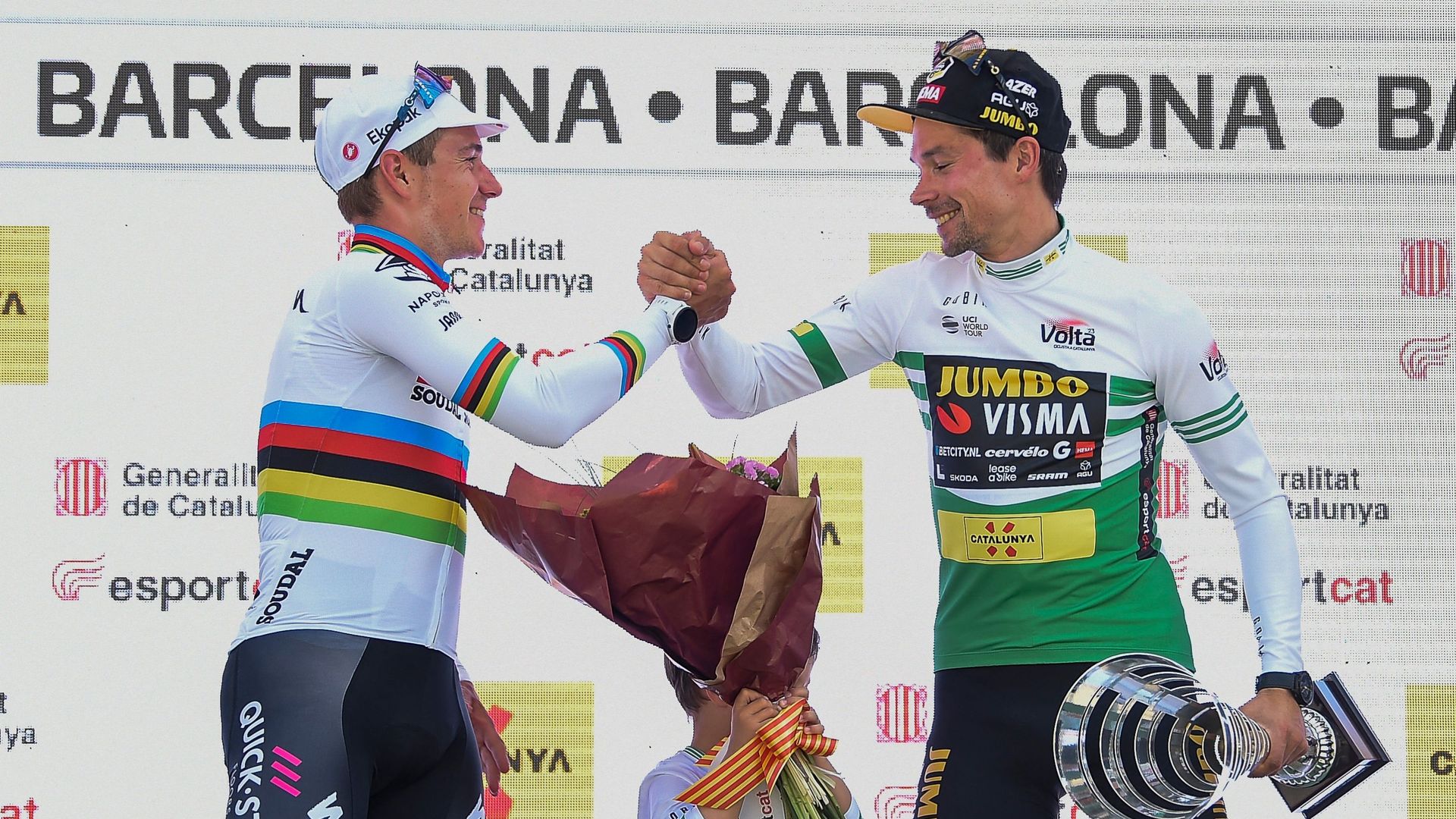 Cyclisme : Remco Evenepoel (à gauche) et Primoz Roglic (à droite) se saluent sur le podium du Tour de Catalogne. Les deux hommes vont à nouveau être adversaires sur le Giro, en Italie. 