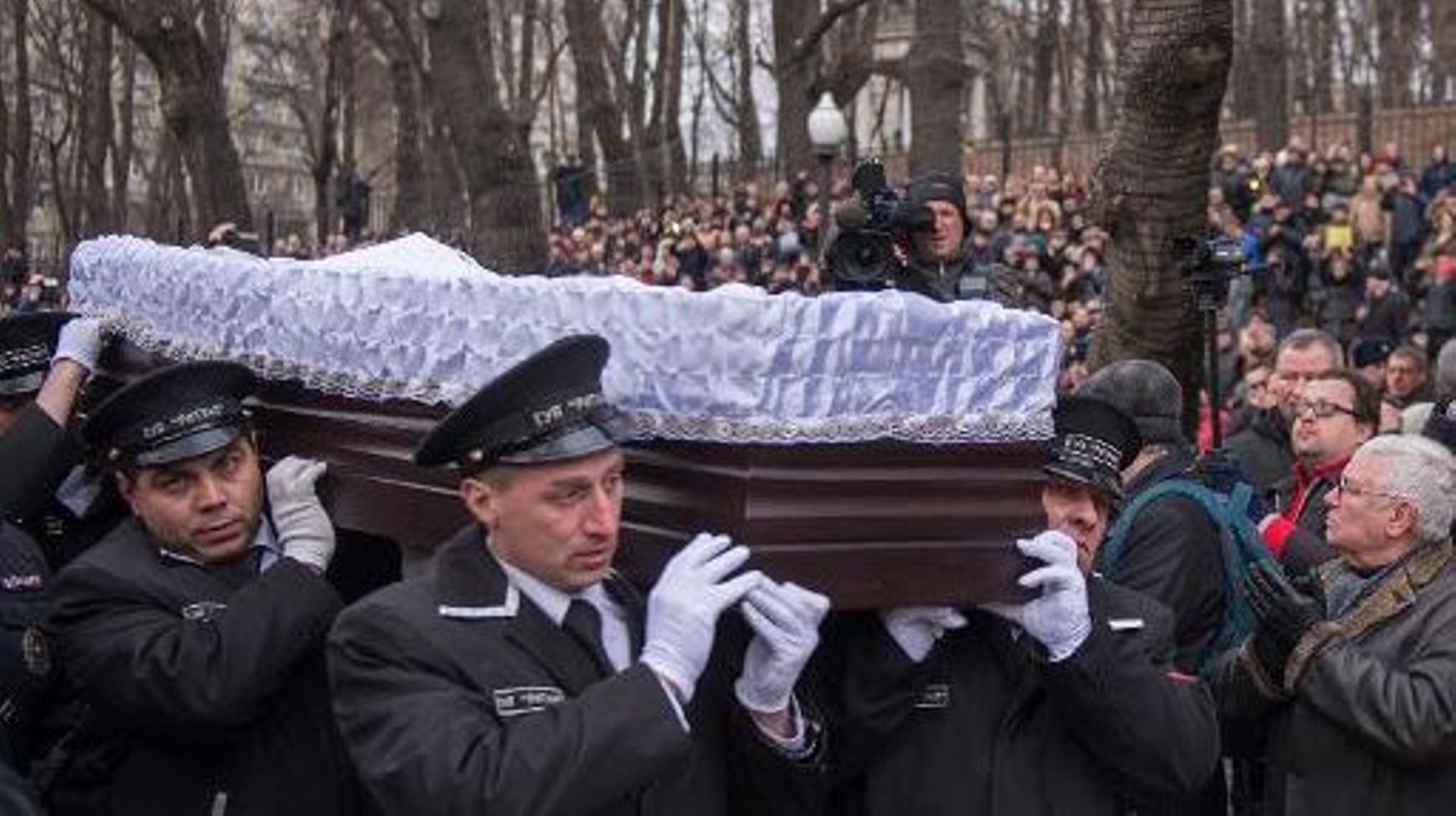 Le service funéraire transporte le cercueil de l'opposant russe Boris Nemtsov après une cérémonie à Moscou le 3 mars 2015