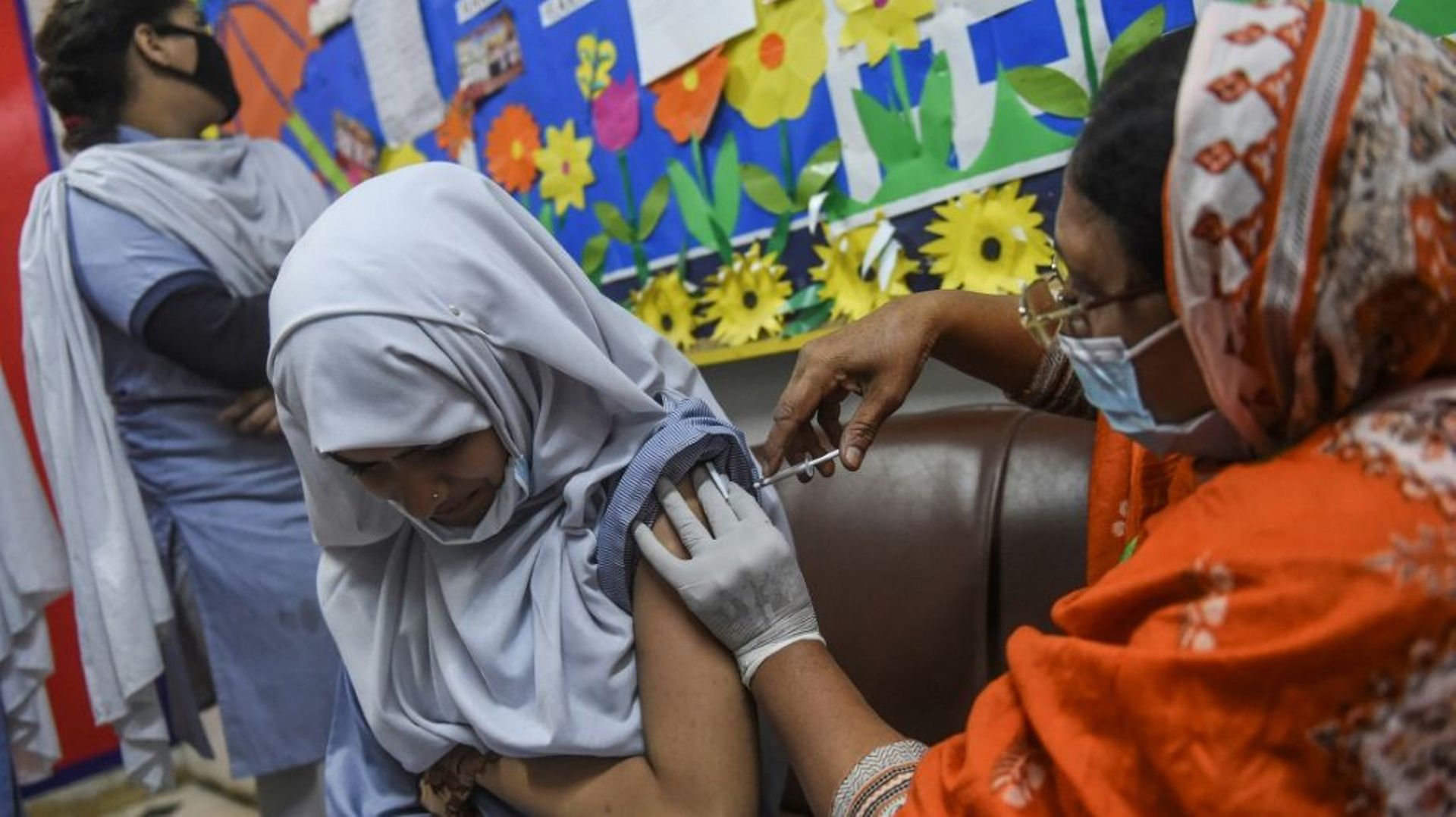 Vaccination contre le virus du Covid-19 dans une école de Karachi, le 14 février 20223 au Pakistan