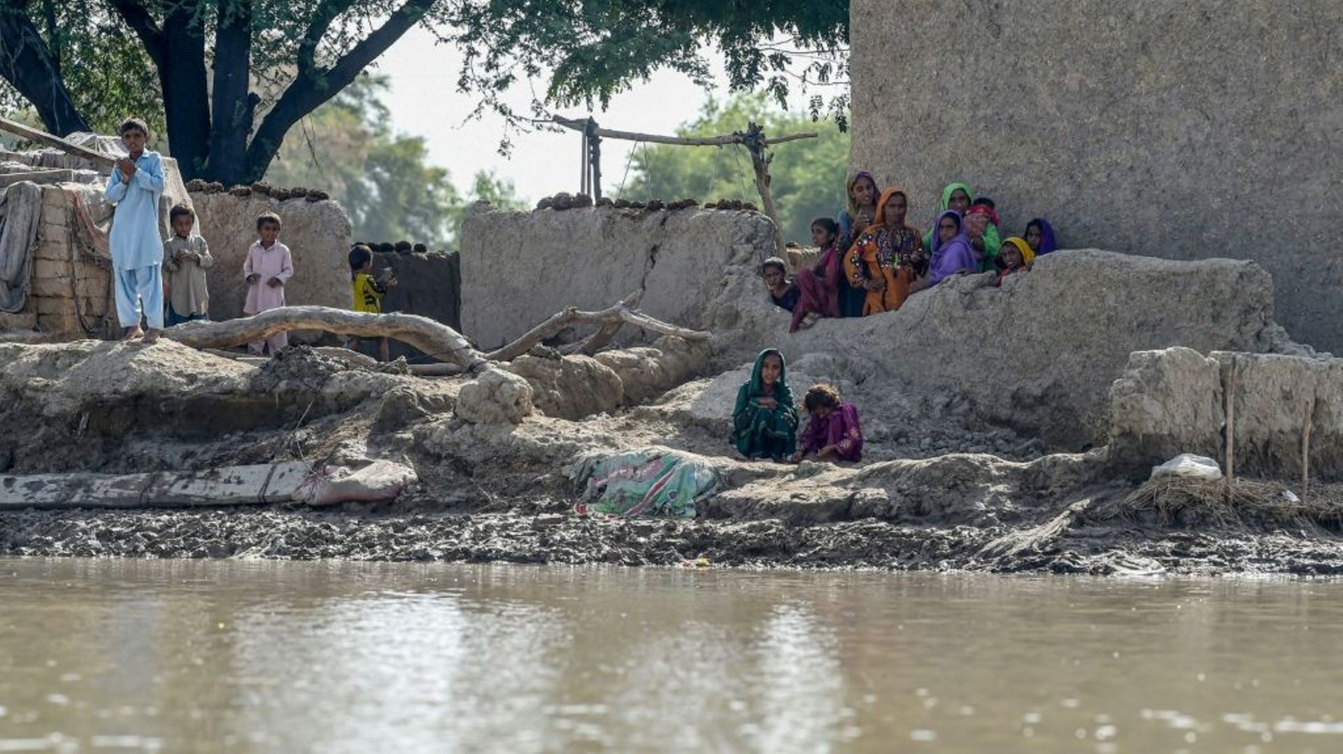 Des habitants touchés par les inondations attendent de l’aide dans le district de Rajanpur, dans la province du Pendjab, le 4 septembre 2022 au Pakistan