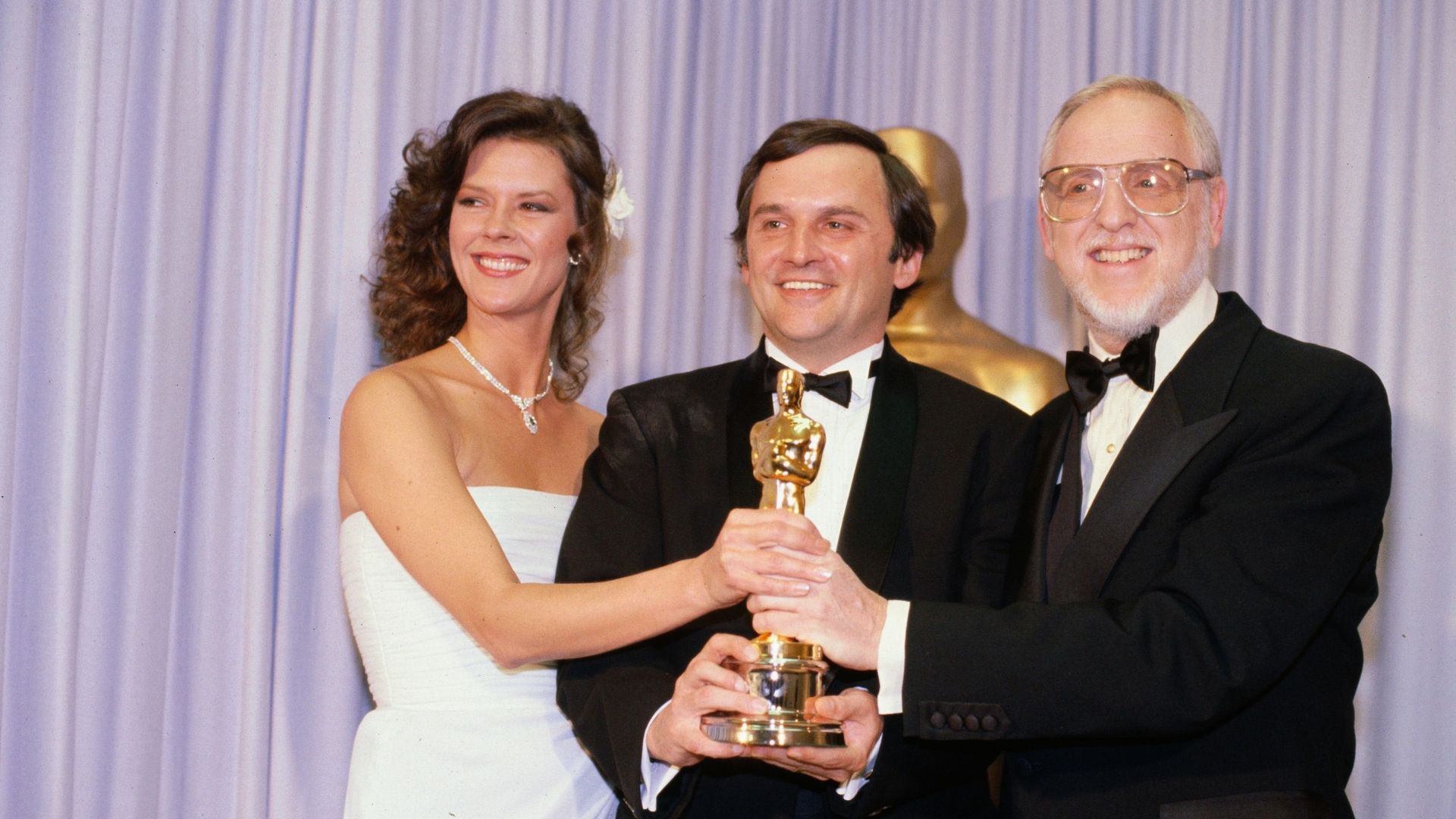 L’actrice Jo Beth Williams et le réalisateur David Wolper entourent John Zaritsky, lauréat de l’Oscar 1982 du documentaire pour son film "Just Another Missing Kid".