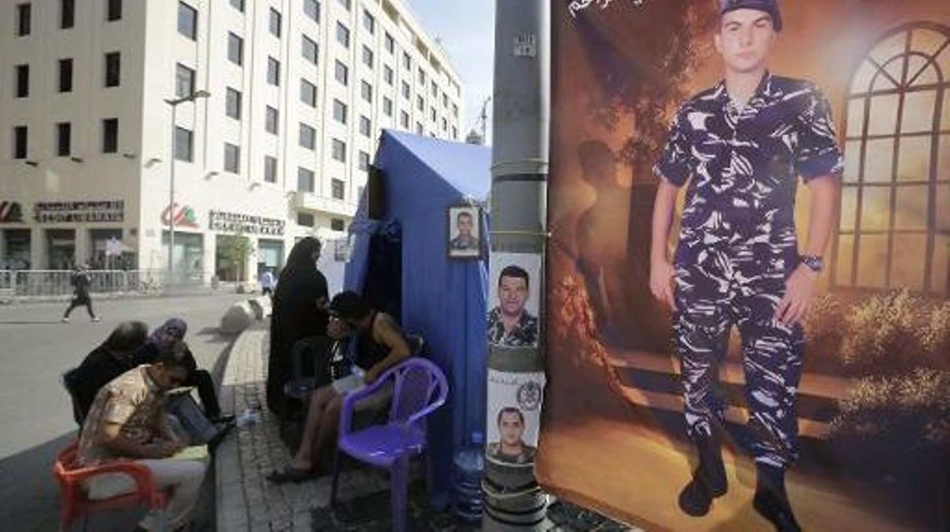 Des parents de soldats libanais retenus en otages en Syrie par des groupes extrémistes islamiques, participent à un sit-in devant l'entrée du siège du gouvernement, le 28 octobre 2014 à Beyrouth