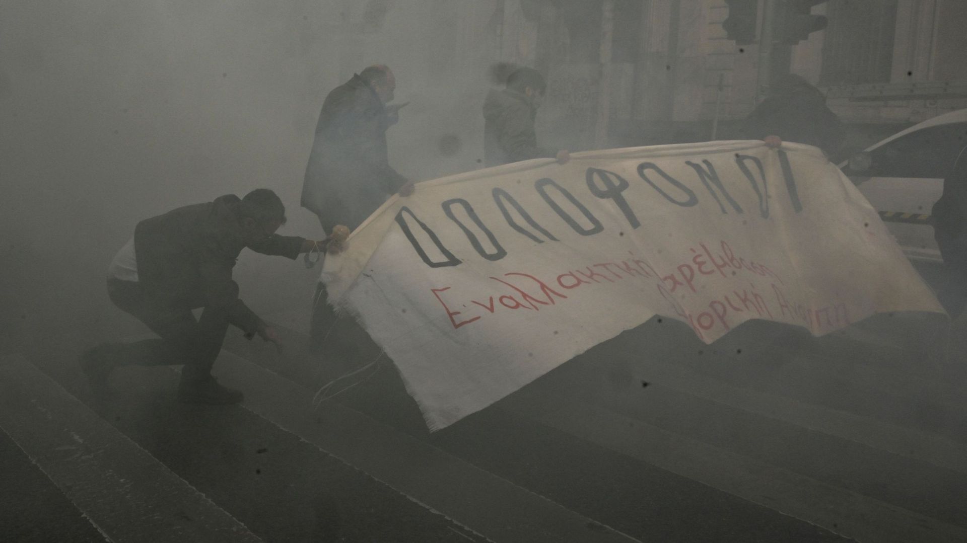 A Athènes, les Grecs crient leur "rage immense" après la catastrophe ferroviaire