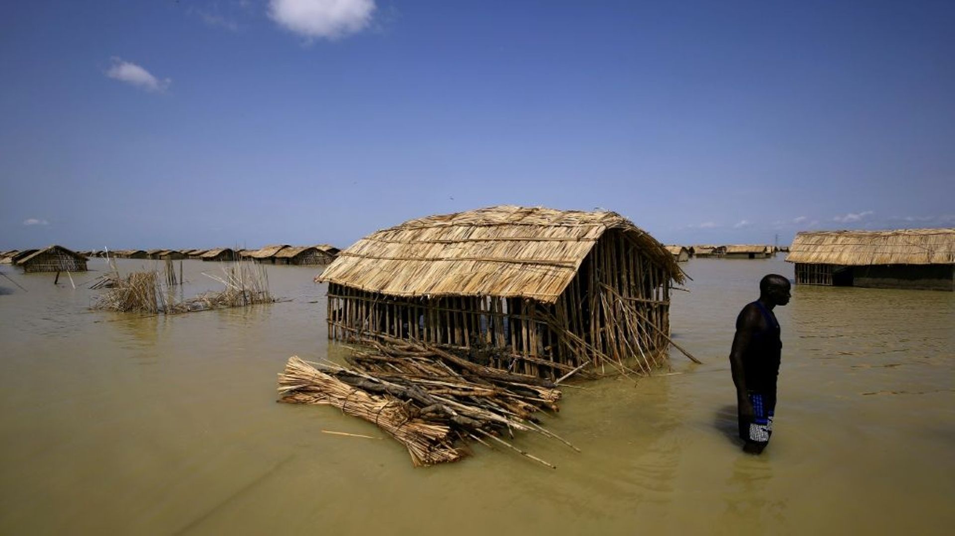 Un camp de réfugiés sud-soudanais inondé par le Nil blanc après de fortes pluies près d'Al Qanaa, au Soudan, le 13 septembre 2021 
