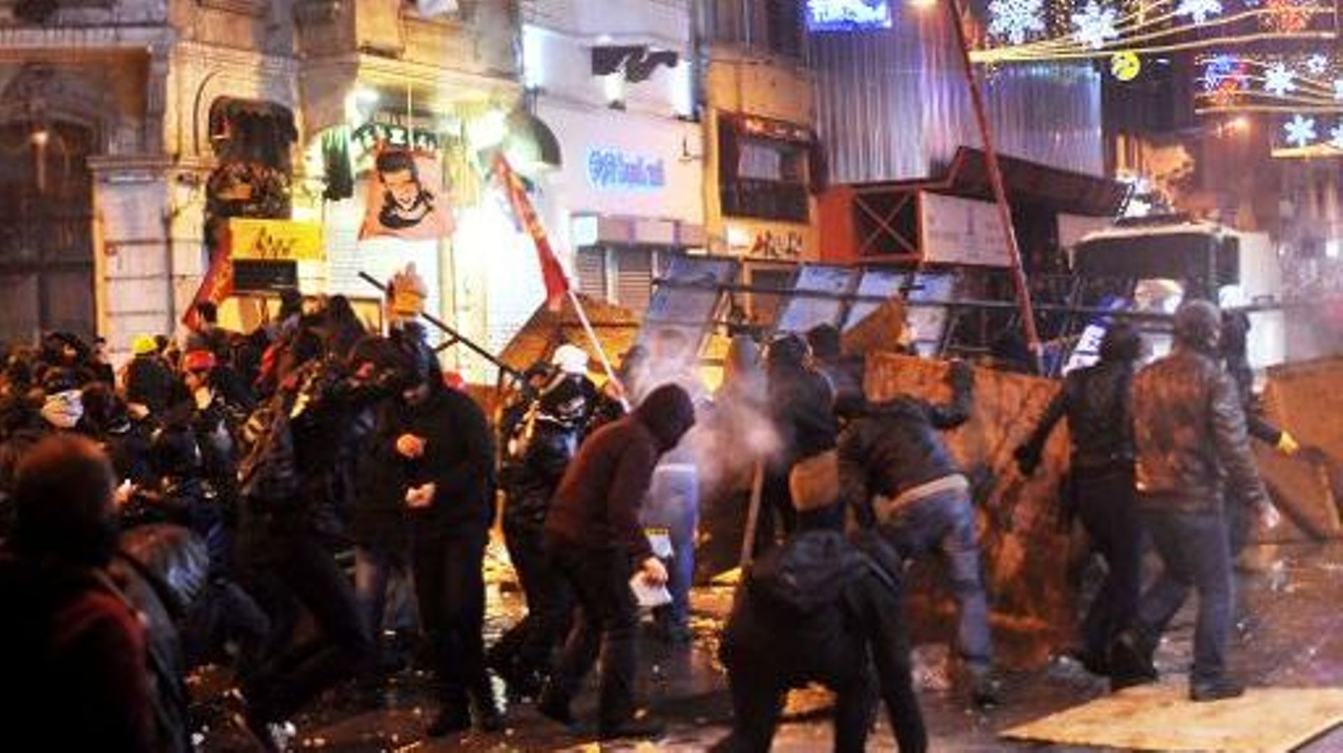 Heurts entre policiers et manifestants le 27 décembre 2013 à Istanbul