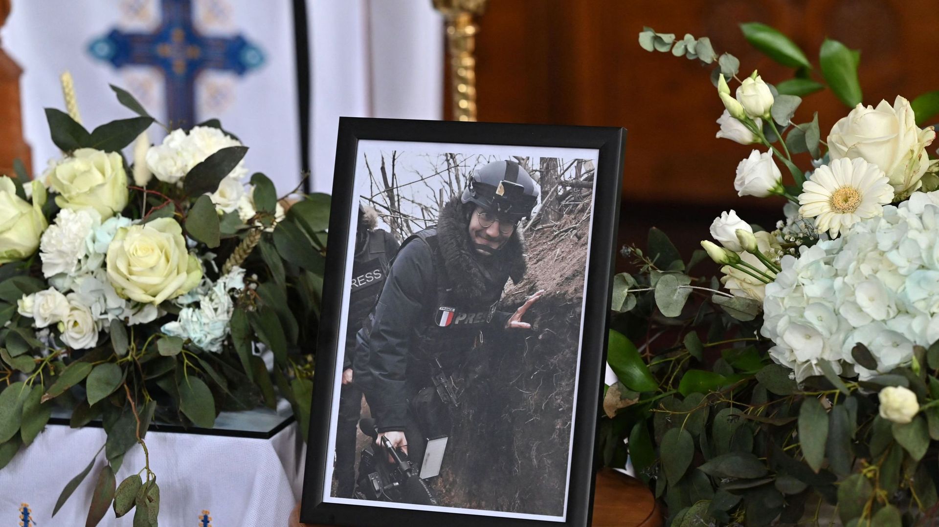 Hommage au journaliste Arman Soldin dans une église à Londres