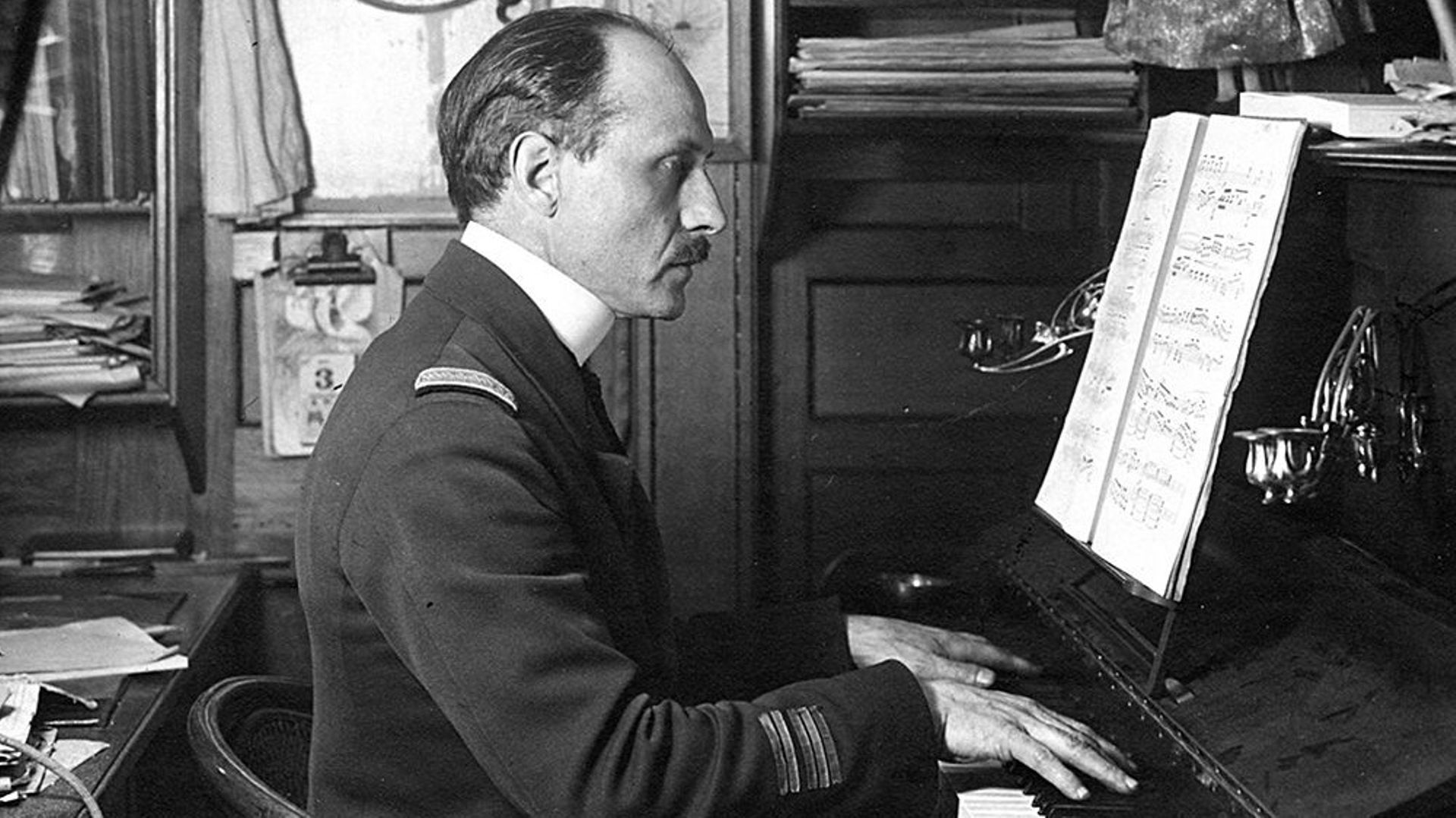 Jean Cras à son piano à bord du contre-torpilleur Amiral Sénès.