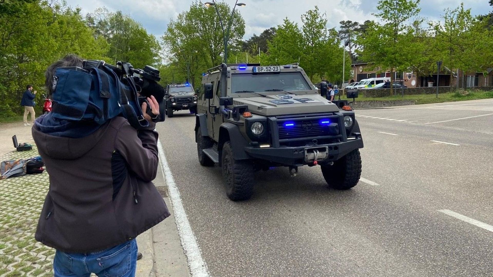 Le déploiement de policiers et de militaires sur le terrain est important. Ici, des véhicules des unités d'intervention de la police allemande. 