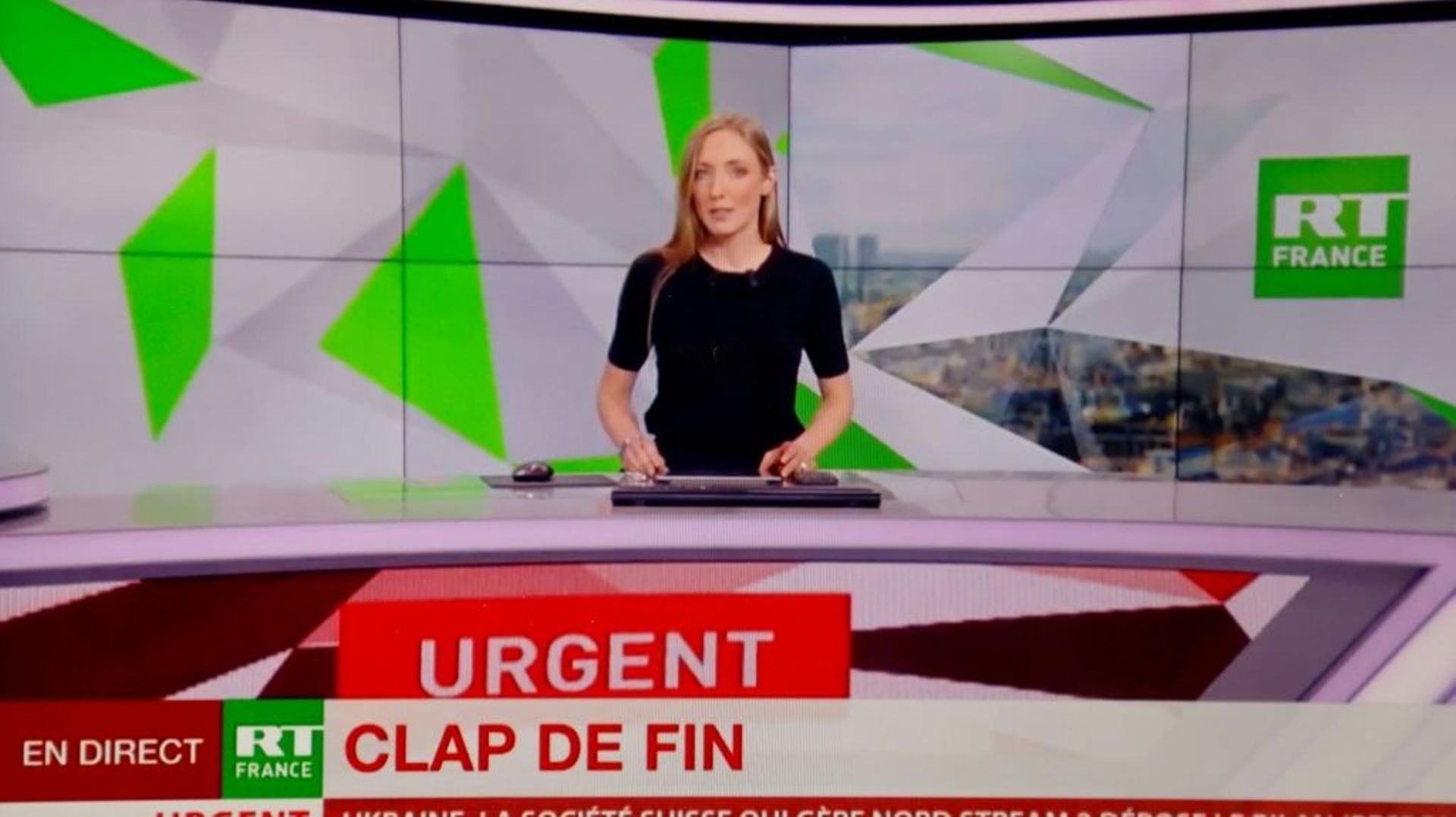 Photo prise le 2 mars 2022 d’un direct de la chaîne RT France, branche française de la chaîne russe RT suspendue dans l’Union européenne.