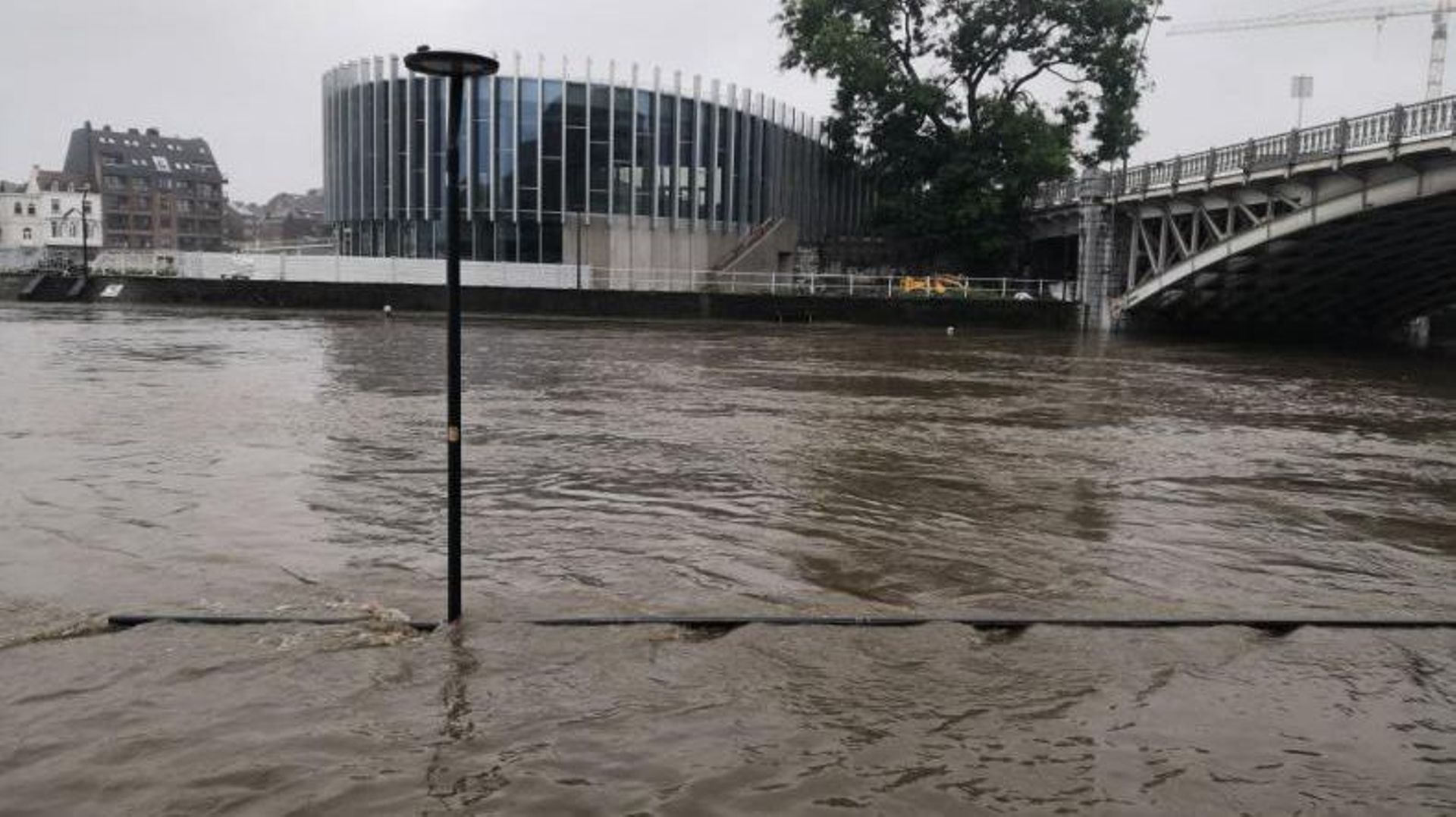 Le confluent Meuse - Sambre déborde à Namur centre