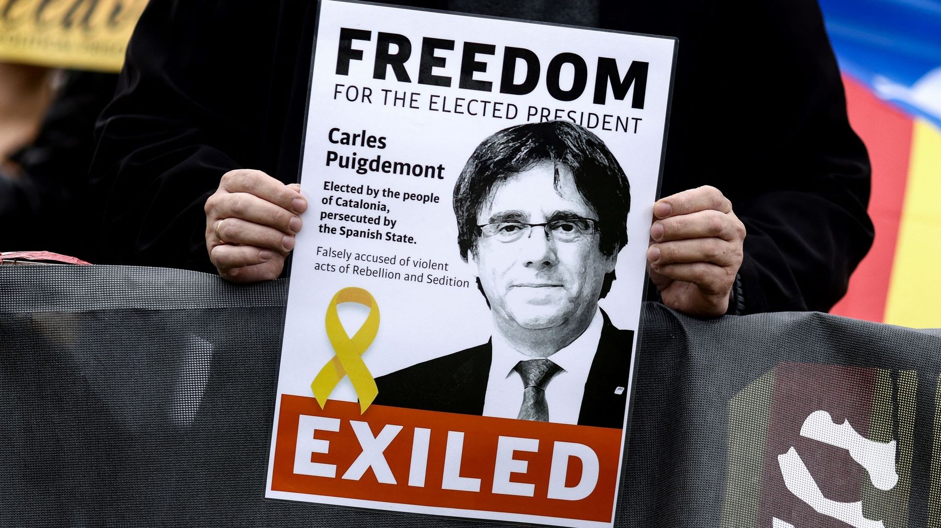 Un manifestant tient une affiche représentant Carles Puigdemont lors d'une manifestation près du Parlement européen à Bruxelles, le 24 septembre 2021