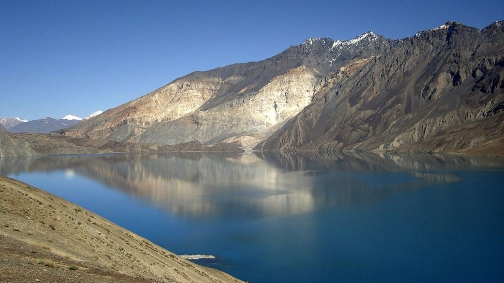 Le lac Sarez, qui culmine à 3300 m dans les montagnes du Pamir, au Tadjikistan.
