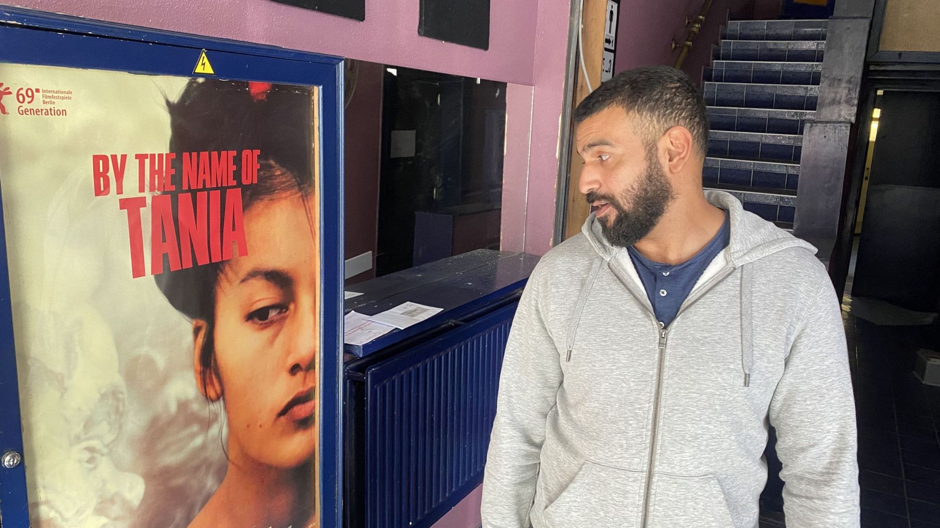 Le futur exploitant du Styx, Ziyed Ayachi, près de l’affiche d’un film toujours présente dans l’entrée du petit cinéma ixellois
