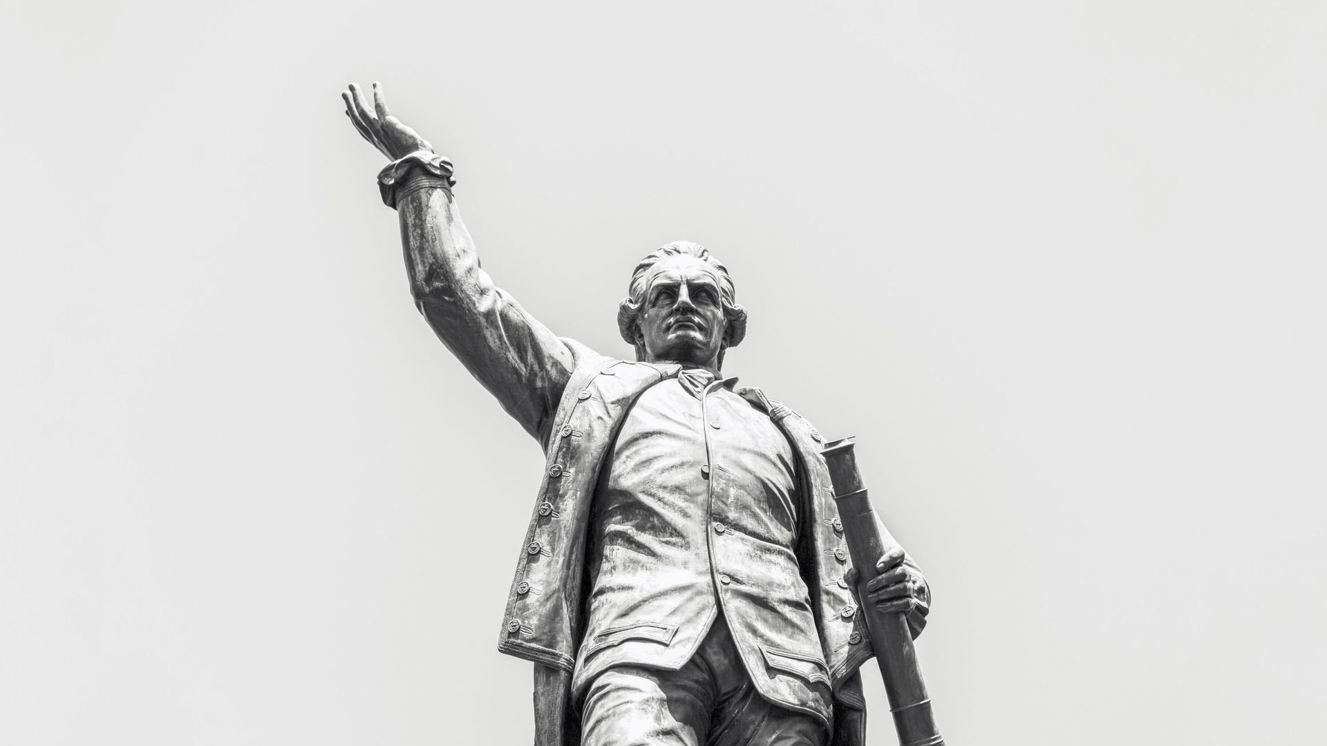 Statue en noir et blanc du Capitaine Cook, Détail de la statue en bronze du Capitaine James Cook, l’explorateur, navigateur et cartographe anglais 1728-1779, par le sculpteur Thomas Woolner 1879 à Hyde Park Sydney Australie.