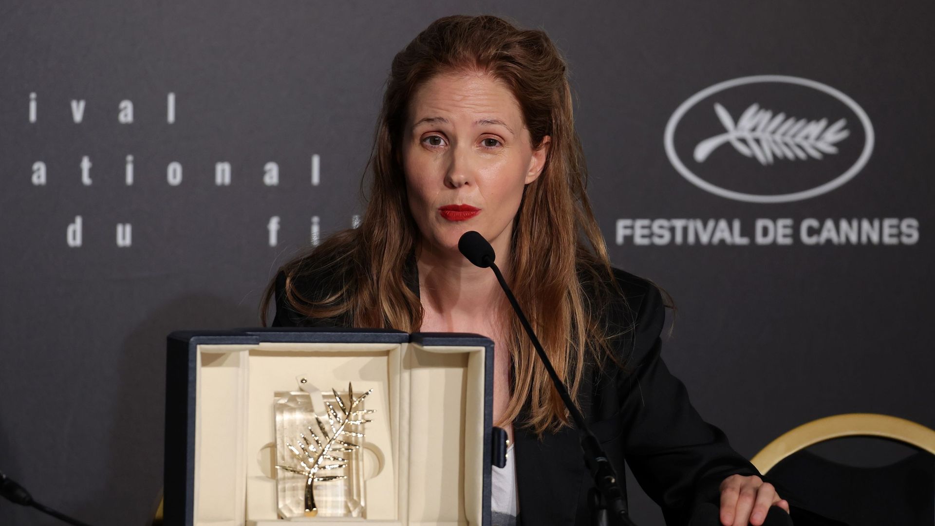 Justine Triet, lauréate de la Palme d'Or pour 'Anatomie d'une chute', assiste à la conférence de presse des lauréats de la Palme d'Or lors de la 76ème édition du festival de Cannes au Palais des Festivals le 27 mai 2023 à Cannes, France. 
