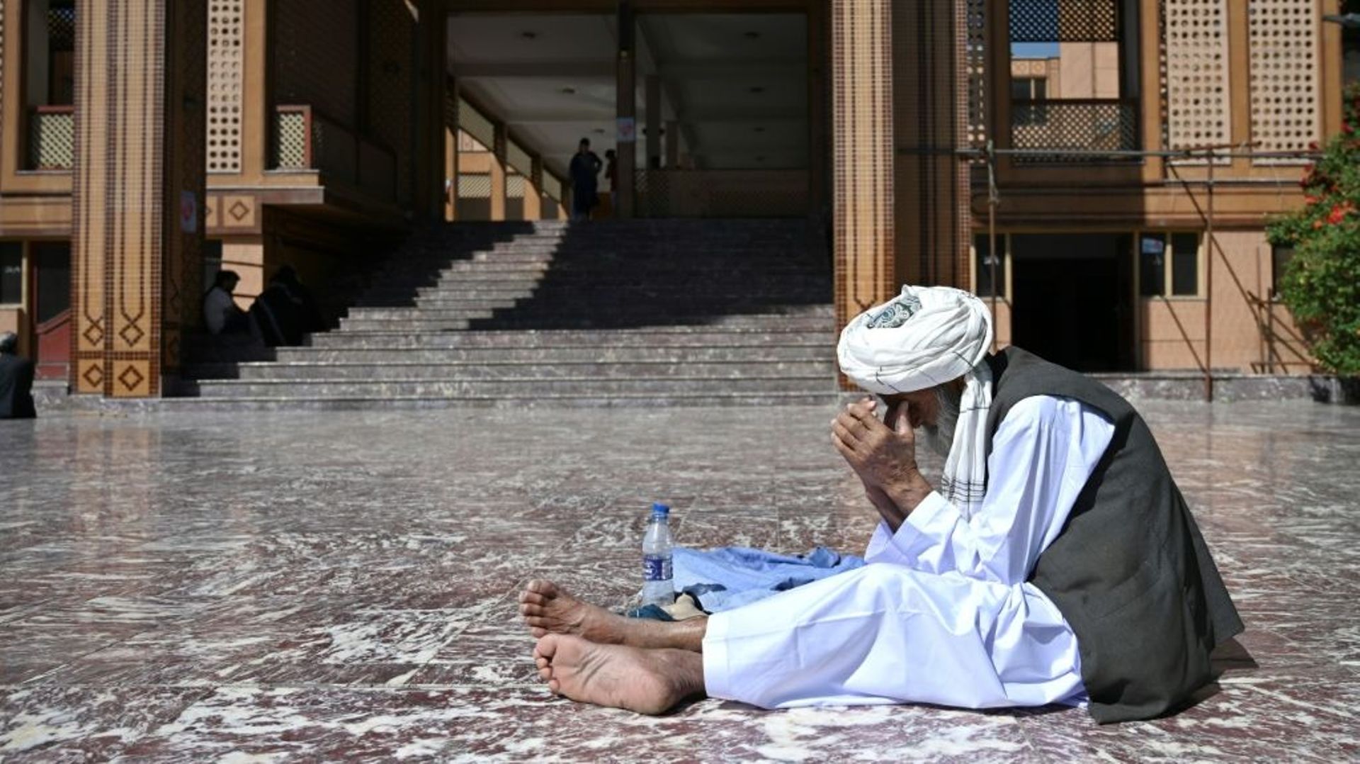Un musulman prie lors de l'Aïd el-Fitr, marquant la fin du ramadan, le 13 MAI 2021 à Kaboul, en Afghanistan