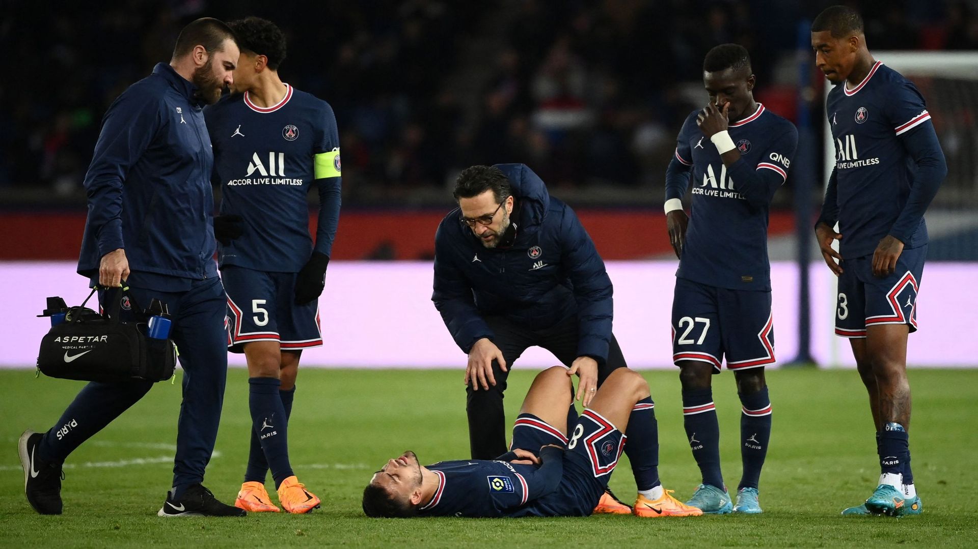 Le milieu argentin du Paris Saint-Germain Leandro Paredes souffre d'une pubalgie, a-t-on appris mardi auprès de son entourage, et sa saison est probablement terminée.