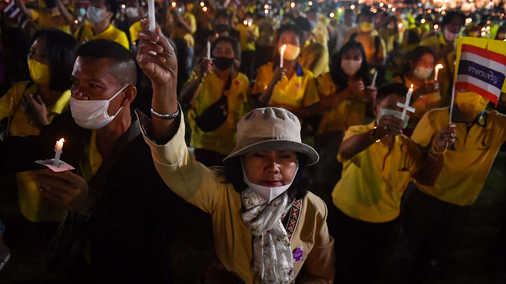 Thaïlande: des milliers de monarchistes à Bangkok pour l'anniversaire de l'ex-roi