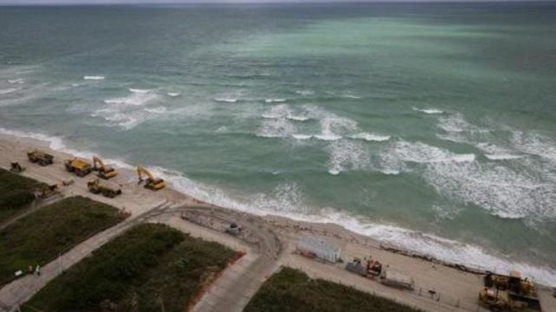 des-tonnes-de-sable-deversees-a-miami-beach-pour-lutter-contre-l-erosion-de-la-plage