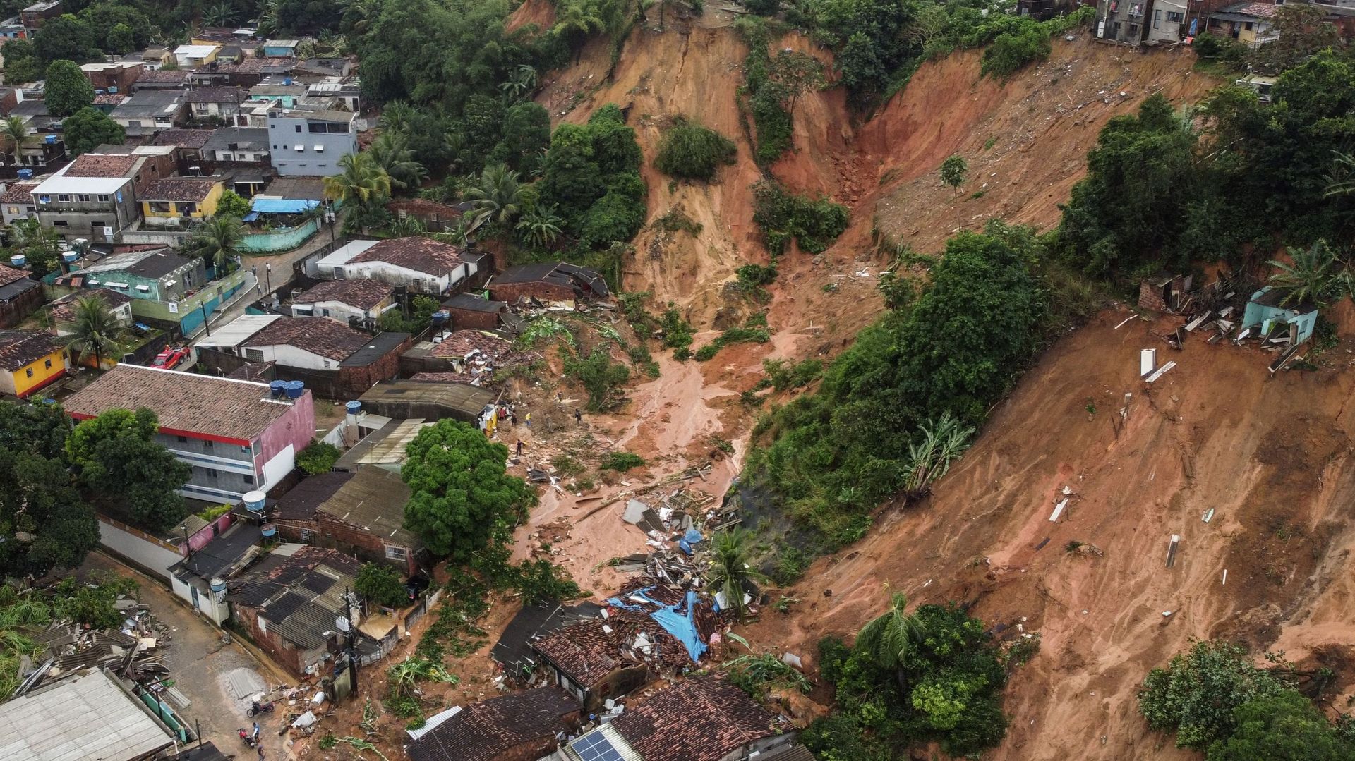 Cette photo distribuée par la mairie de Recife montre un glissement de terrain qui a détruit des maisons dans la communauté Jardim Monte Verde, dans le quartier d'Ibura, à Recife, dans l'État de Pernambuco, au Brésil, le 28 mai 2022.