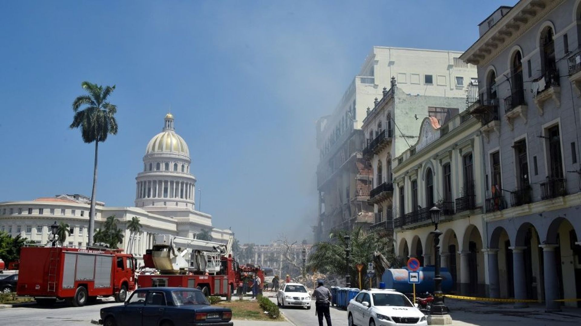 Des équipes de secours sur les lieux d’une explosion survenue dans l’hôtel Saratoga en travaux, le 6 mai 2022 à La Havane, à Cuba